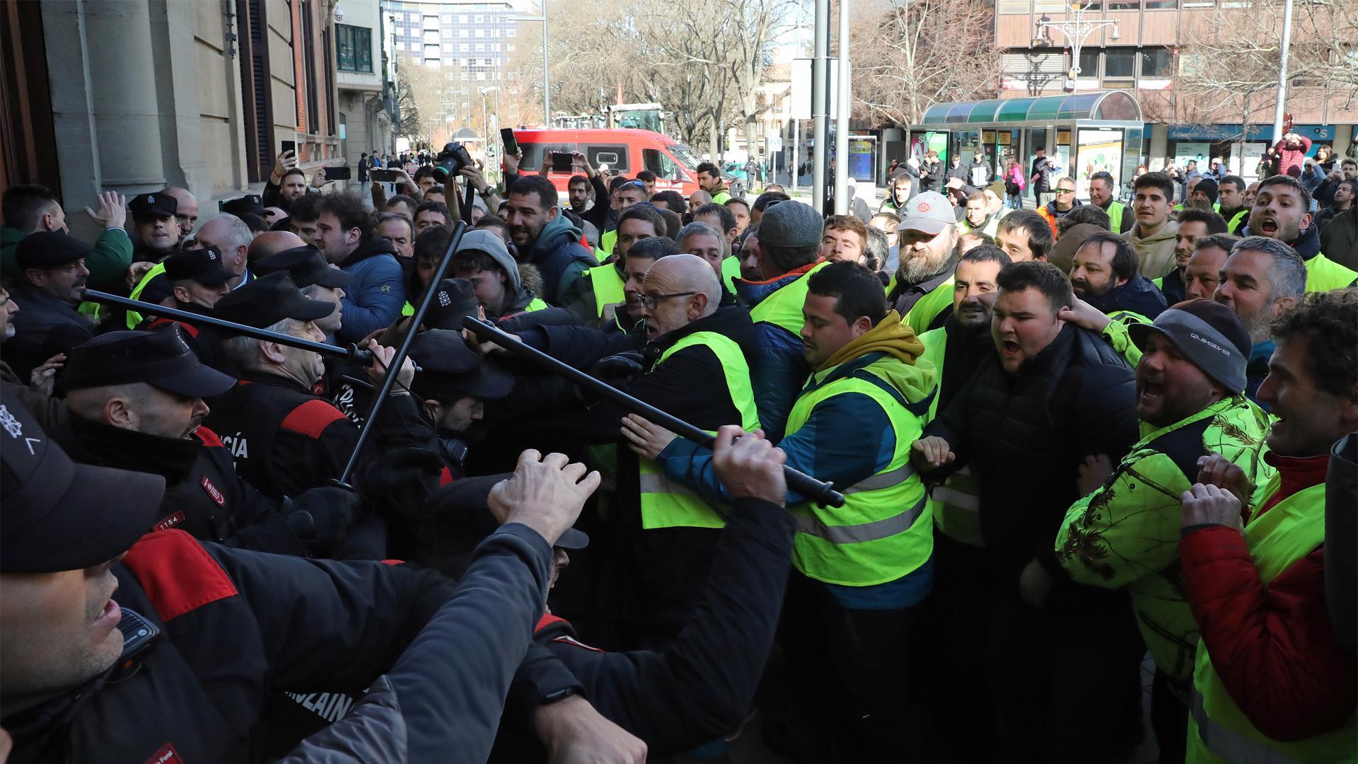 Incidentes protagonizados por agricultores en las puertas del Parlamento de Navarra el pasado mes de marzo