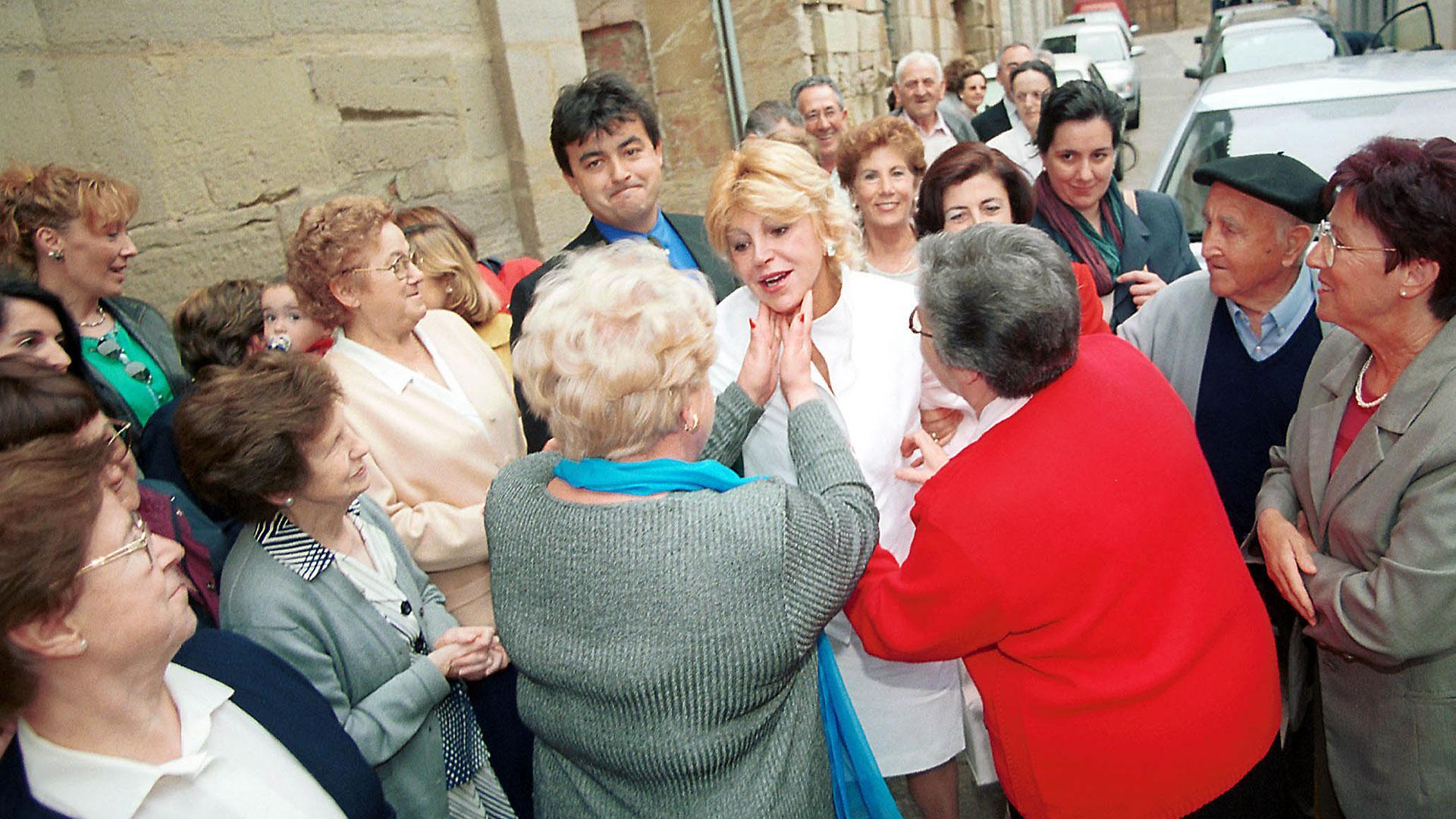 La baronesa fue saluda con cariño por numerosos vecinos de Los Arcos en el año 2000