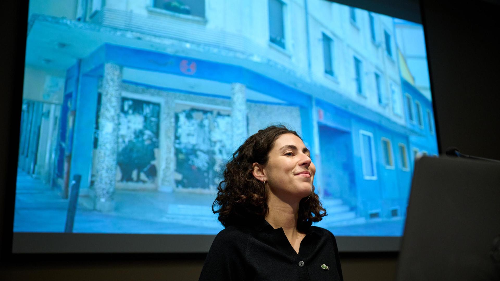 Laura Chivite, con una imagen del corto 'Las Salas' de fondo