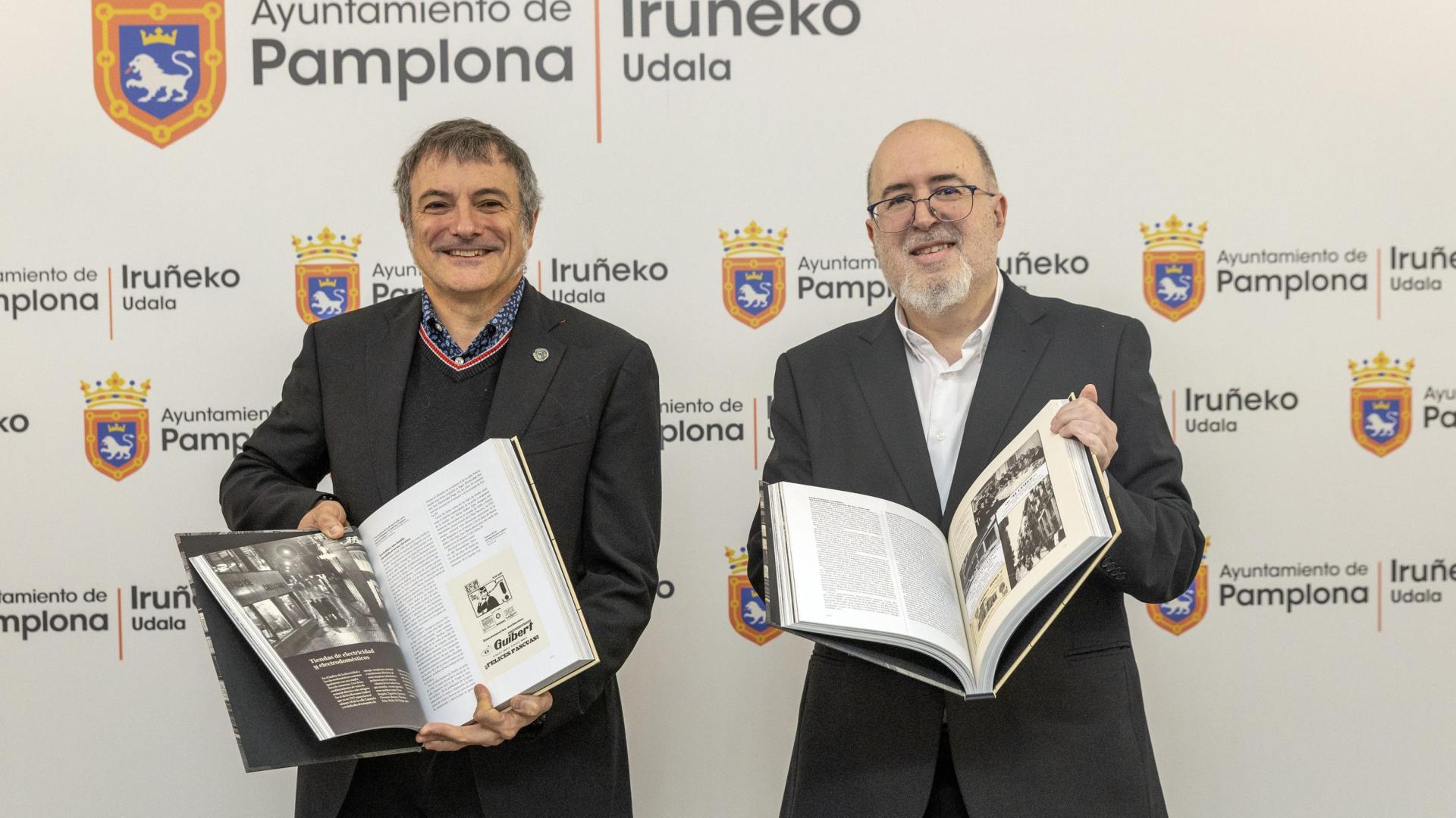El concejal Mikel Armendáriz y el autor del libro, Carlos Albillo Torres, en la presentación en la Casa Consistorial