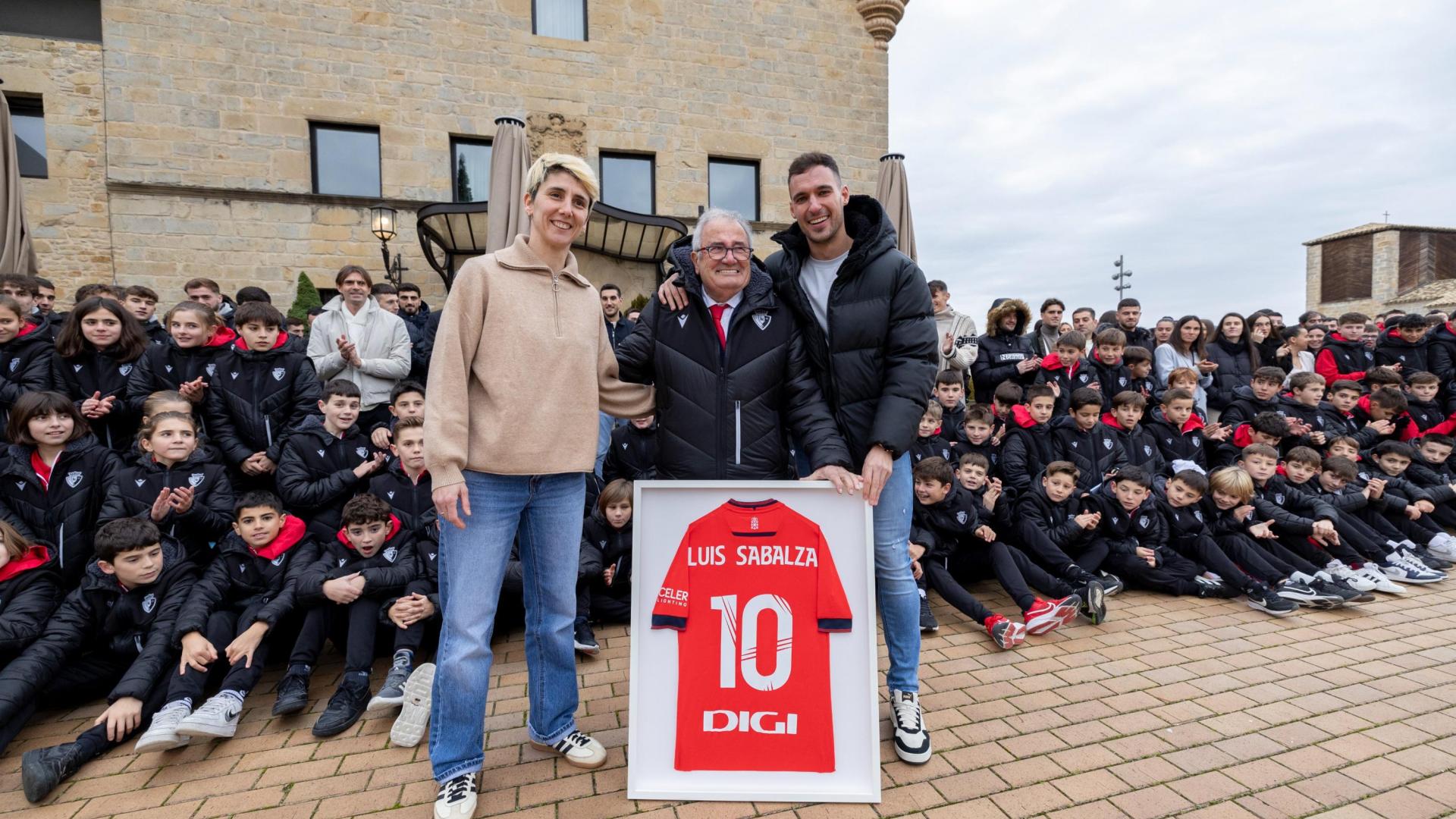 Los capitanes de los primeros equipos de Osasuna, Josune Urdániz y Unai García, obsequiaron al presidente Luis Sabalza con una camiseta por sus diez años de mandato
