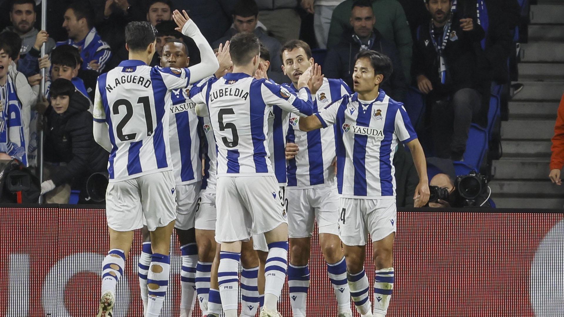 Los jugadores de la Real Sociedad celebran uno de sus goles al Dinamo de Kiev