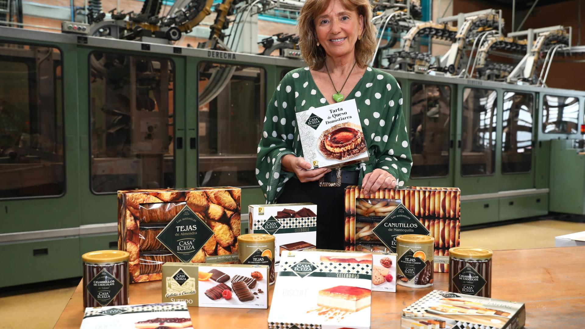 Su gerente, Arantxa Oquiñena, con los productos de Casa Eceiza en la rotativa de Diario de Navarra