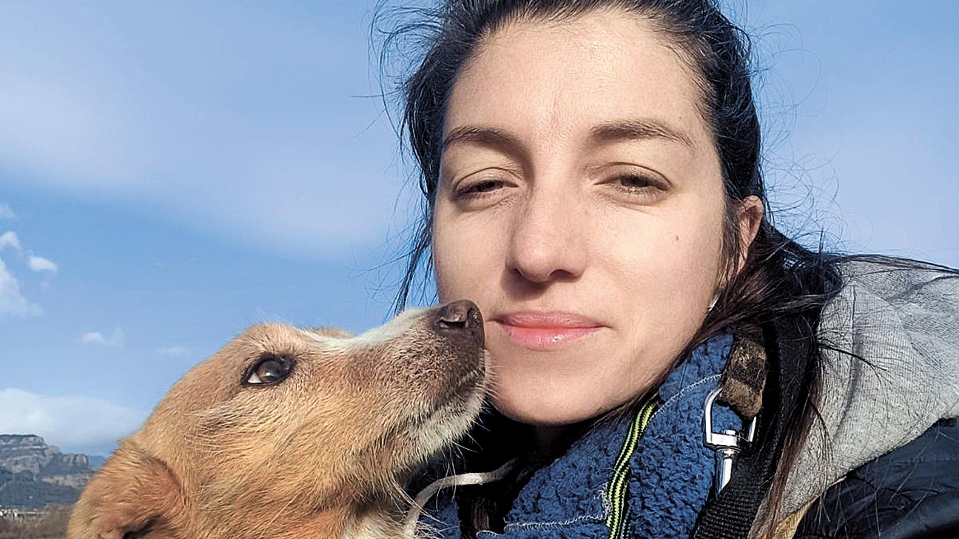 Naruto, con Sara Castells, una de las adoptantes