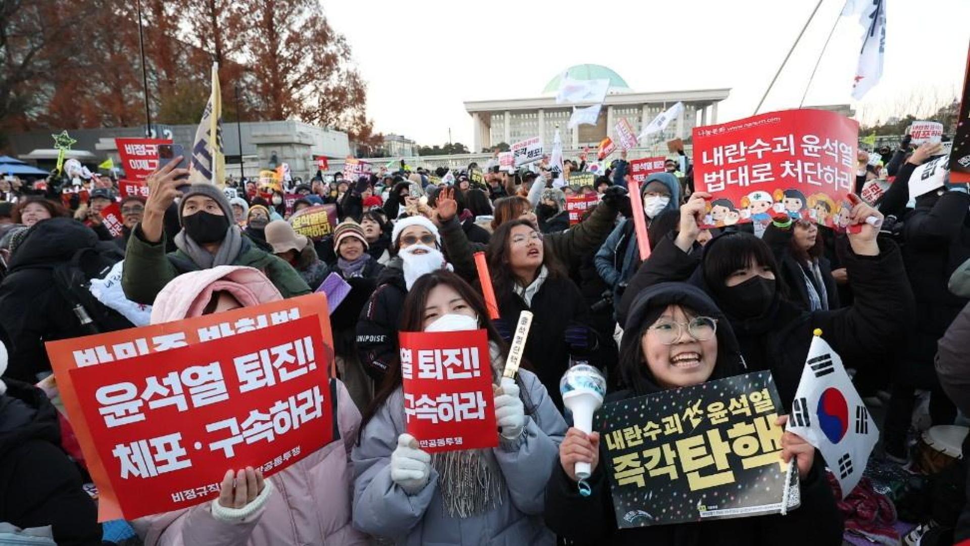 Varias personas piden la destitución del presidente de Corea Sur junto al Parlamento