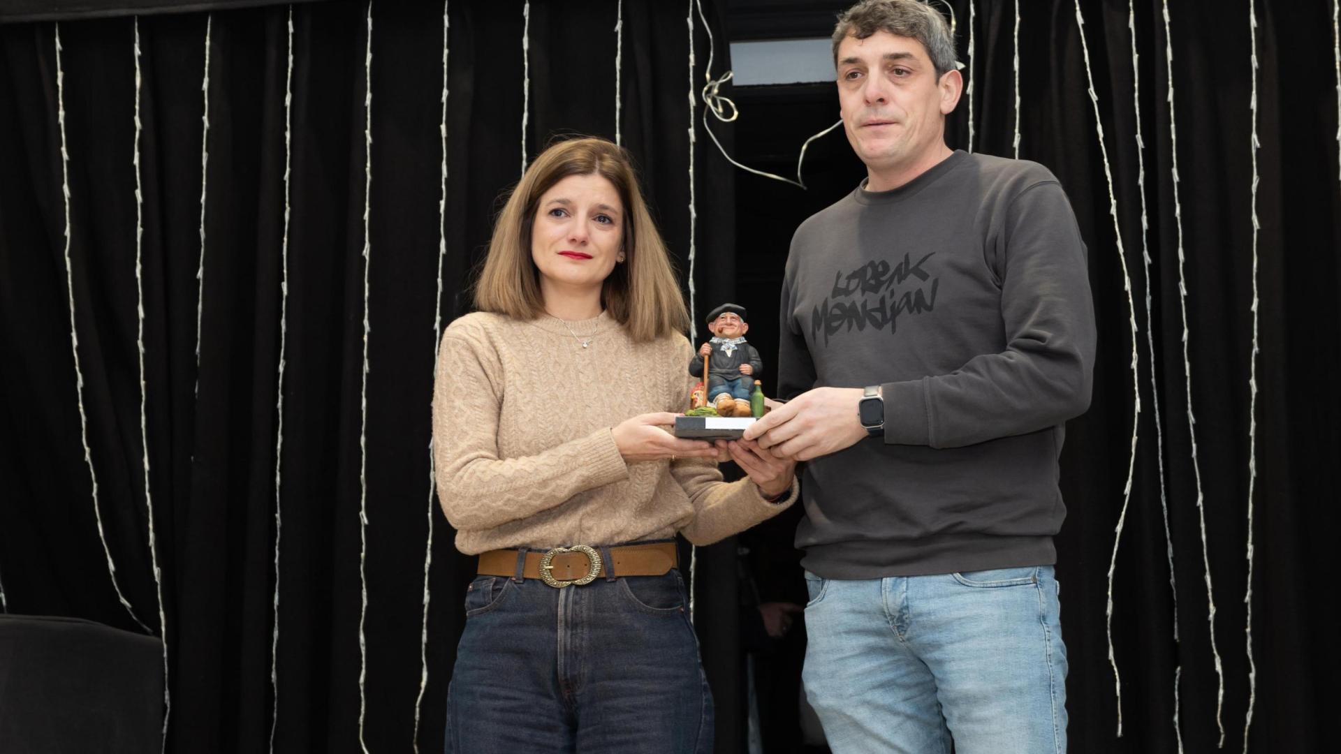Los hijos de Eduardo Caizán Ranedo, Edurne e Iker, con la figura de Olentzero que recibieron en el homenaje a su padre
