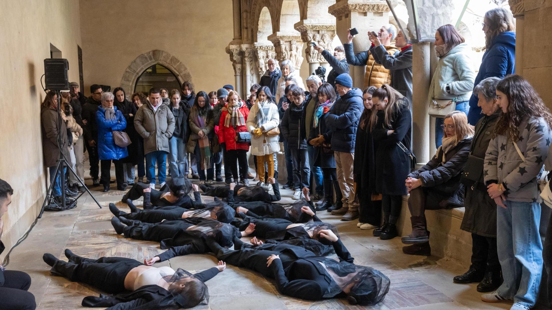 Alumnos de la Escuela Ángel Martínez, durante su actuación en el claustro