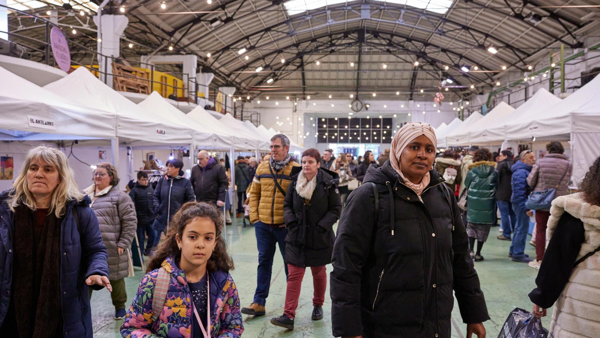 Miles de personas han visitado el mercado de artesanía.