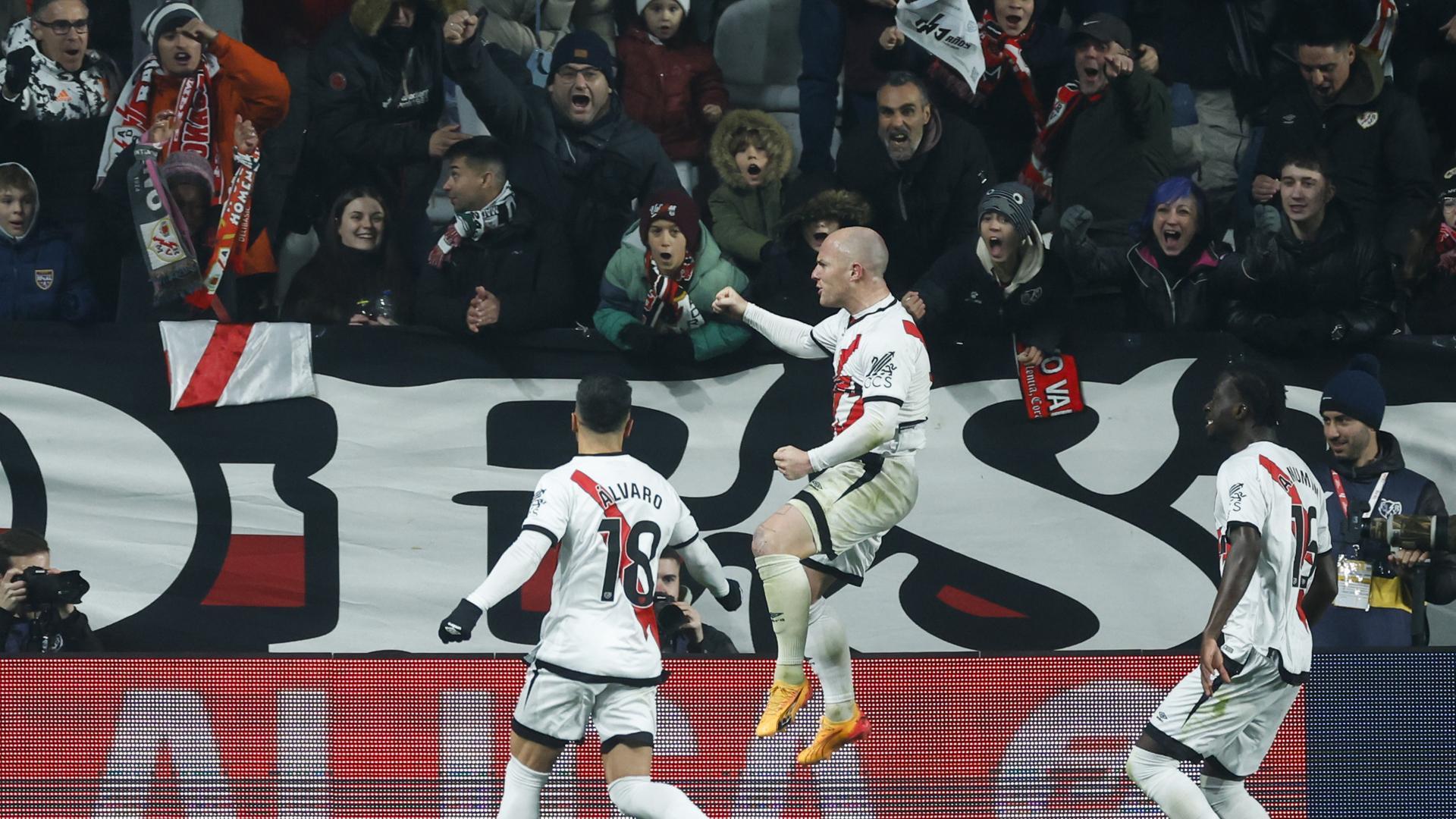 Isi Palazón celebra el tercer gol del Rayo