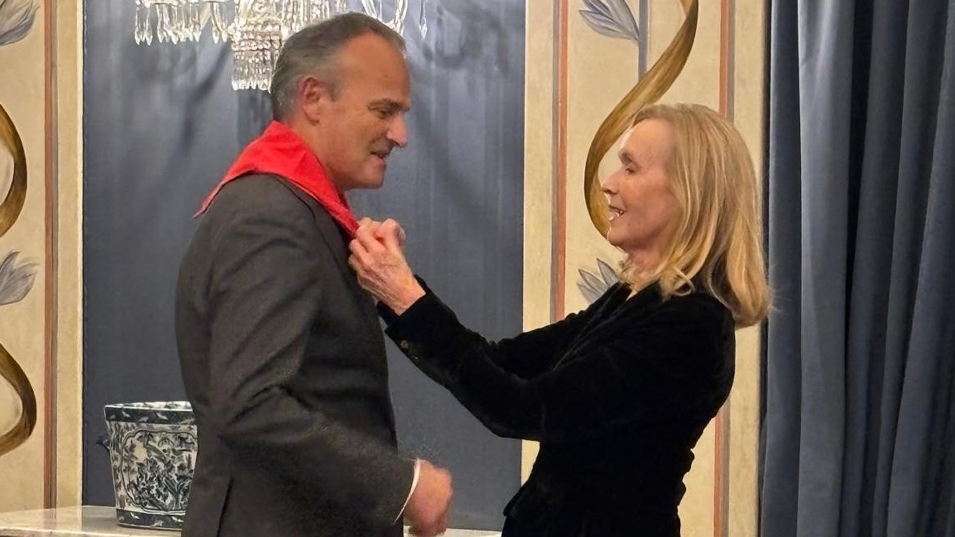 Manuel Piquer recibe el pañuelo rojo de manos de Beatriz Aizpún
