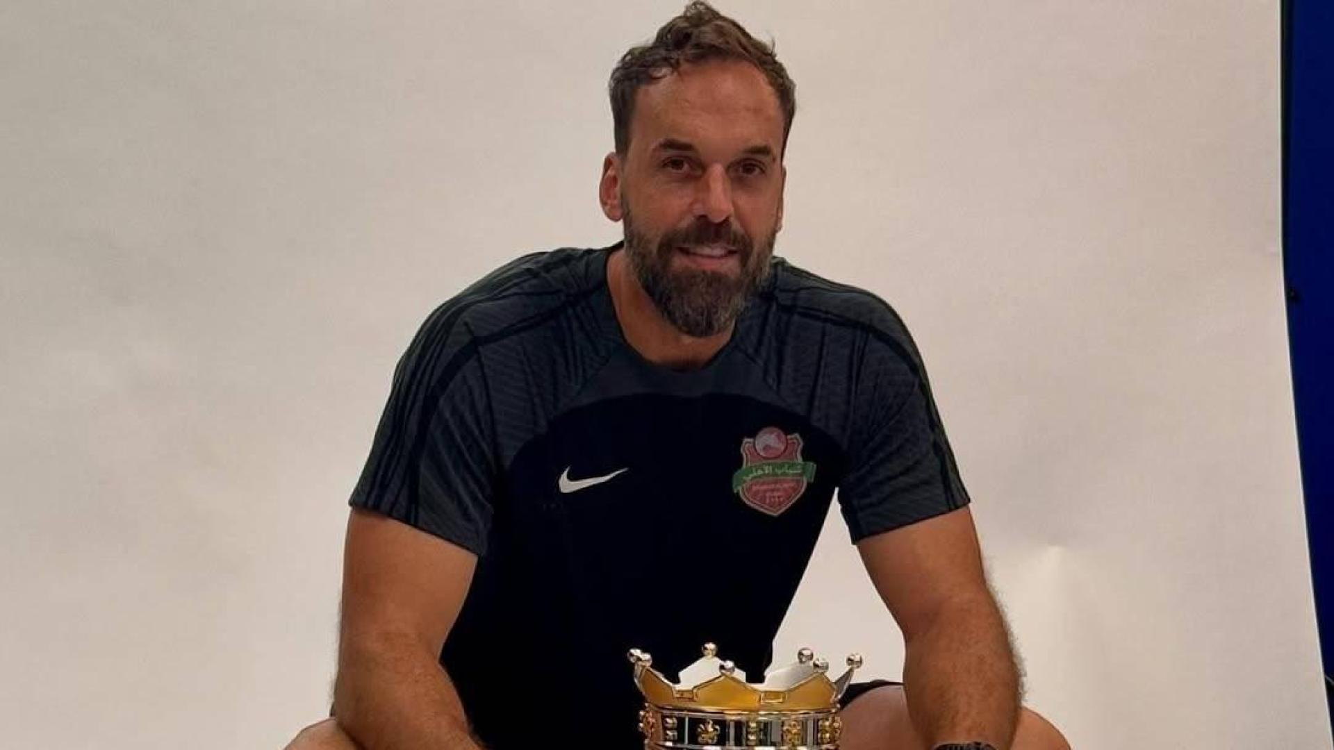 Manolo Almunia, con el trofeo