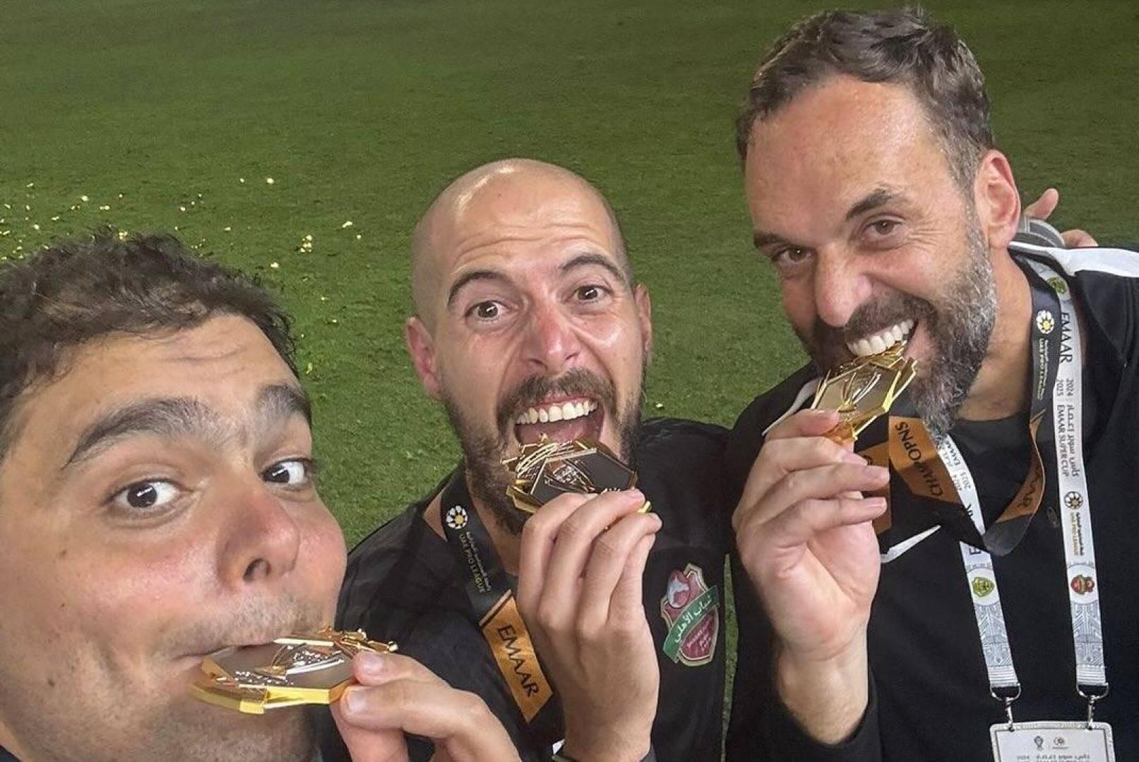 Almunia celebra el título