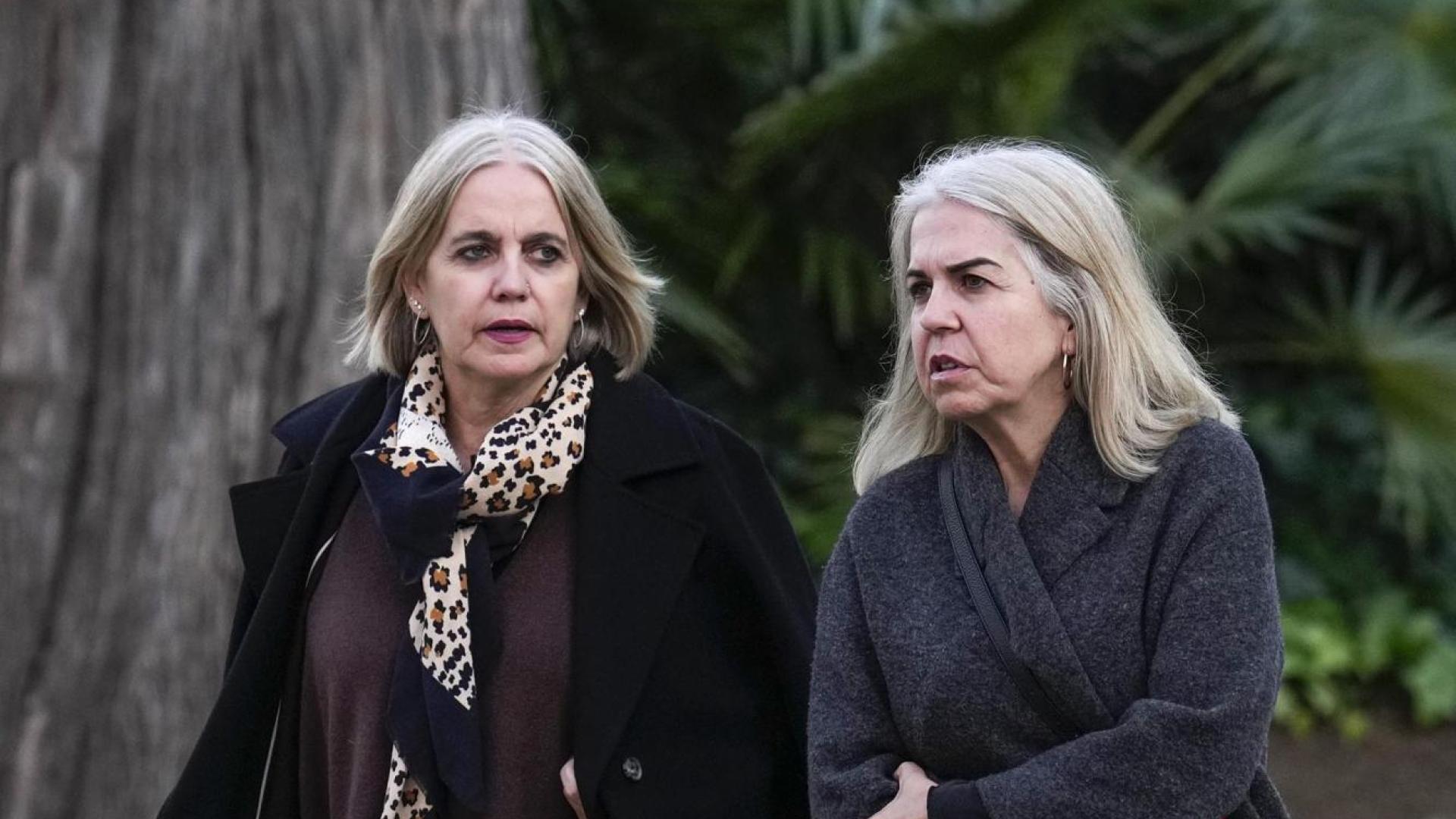 Las hermanas Tous, Rosa y Alba Tous, a su llegada a la capilla ardiente