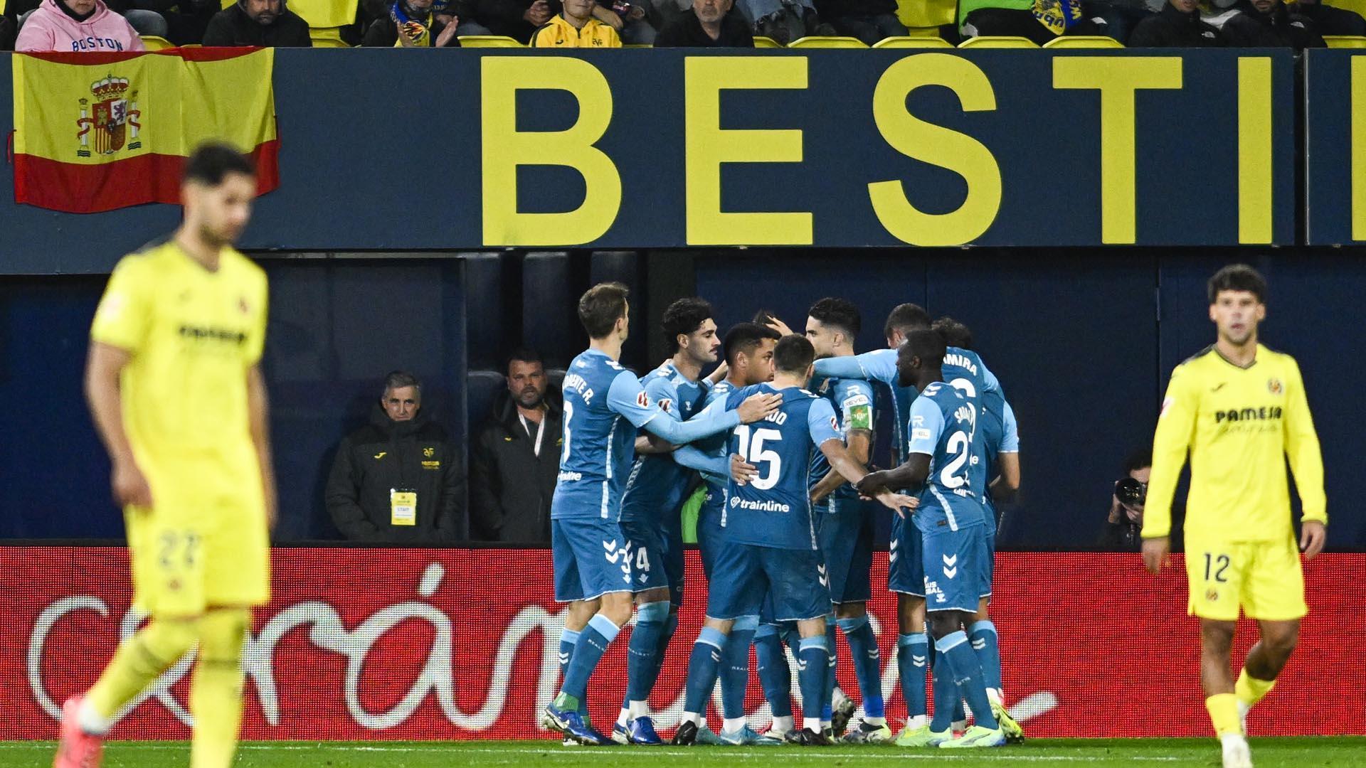 Los jugadores del Betis celebran el gol de Lo Celso