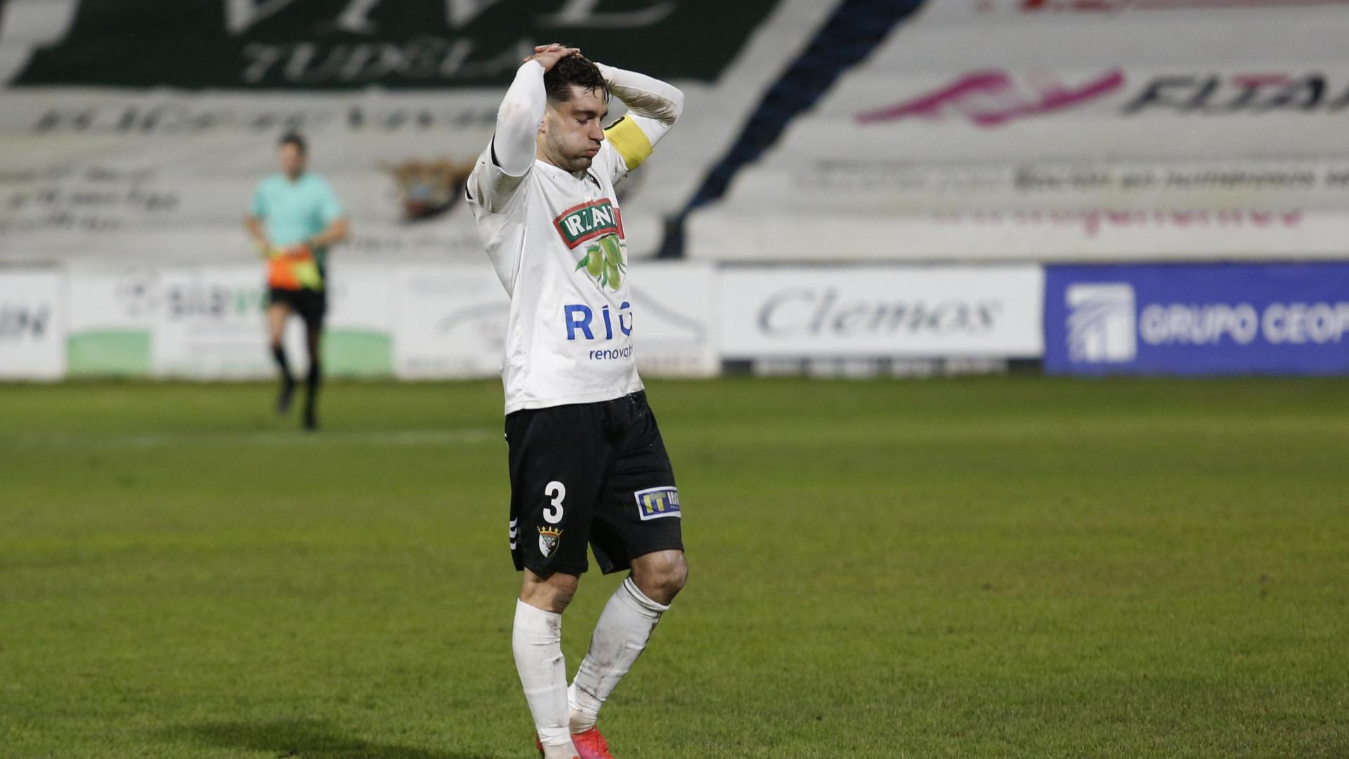 Ramón Riego, jugador del Tudelano, suspira tras el pitido final del árbitro