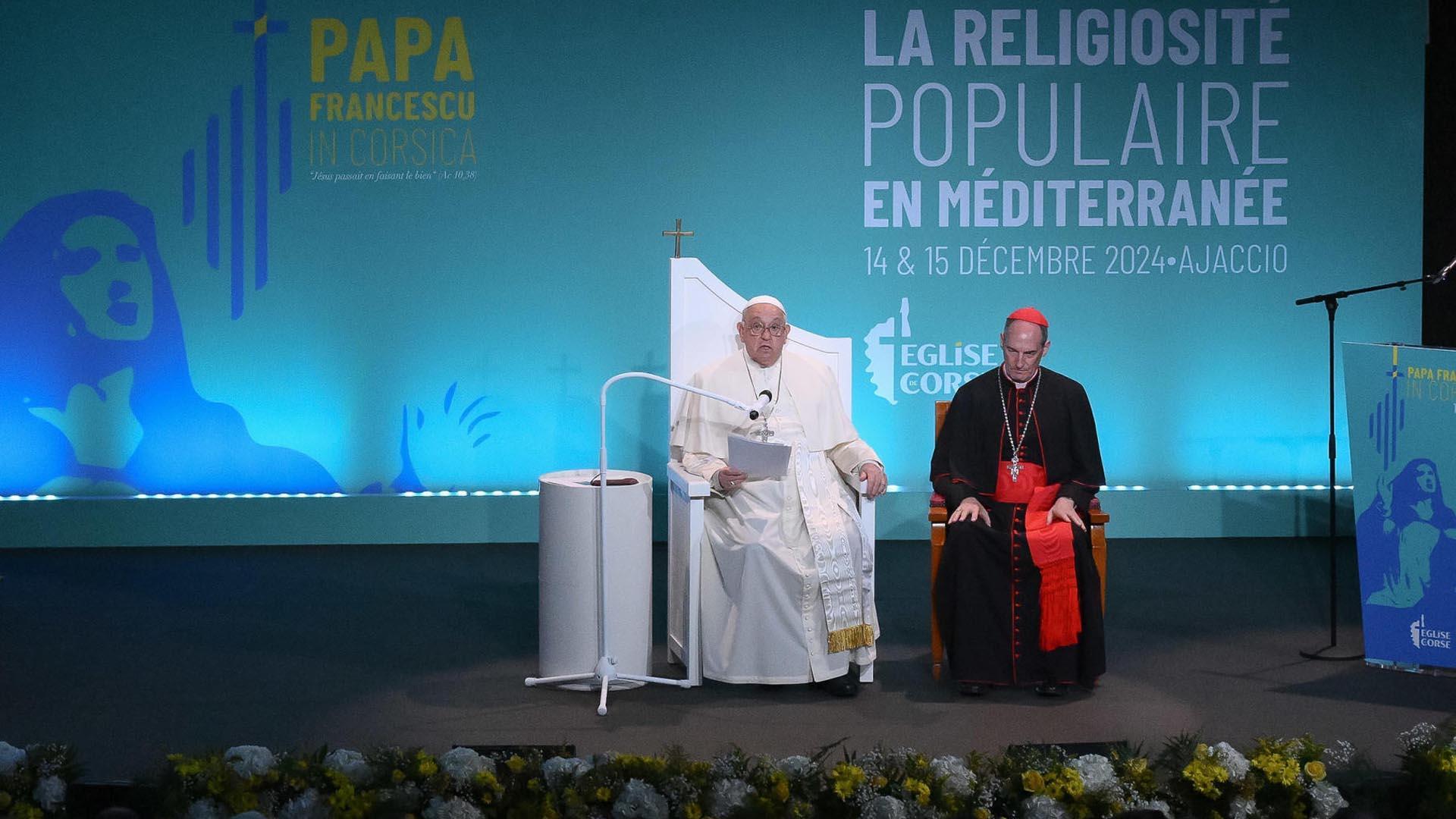 El obispo de Ajaccio, Francisco Javier Bustillo, este domingo junto al papa Francisco en Córcega