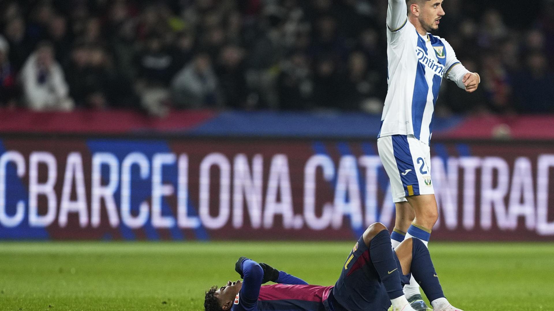 Lamine Yamal se duele en el suelo ante el jugador del Leganés, JavI Hernández /
