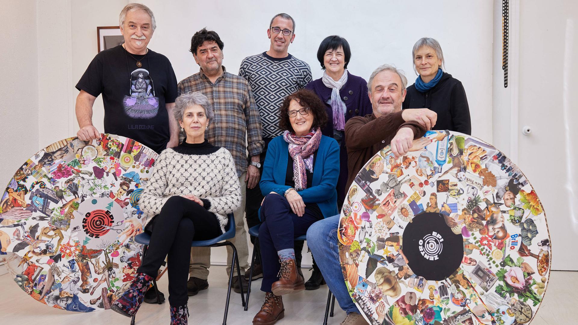 Sentados, de izquierda a derecha: Lola Azparren (@bidari_arte), Ana Araujo (@ana.araujo 100) e Iñaki Cabodevilla (@icabodevilla). De pie y de izquierda a derecha: Aitzol De Carlos (@instaitzol), Blas Campos (@blascamposfoto), Raul Olóriz (@otro_prisma), Analy Castro (@analy_cast_collages) y  Mariaje Pérez, en la sede de la AFCN (Río Urrobi 3).