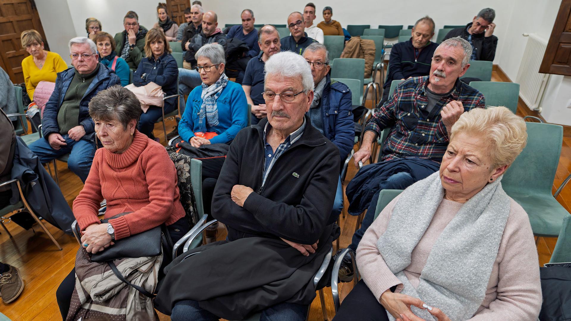 Vecinos asistentes al consejo de barrio celebrado en la casa de cultura de Estella