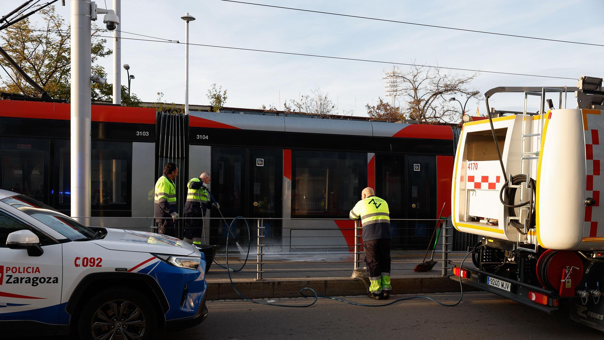 Una menor ha muerto este martes en Zaragoza al ser arrollada por un tranvía a la altura de la parada del estadio de La Romareda, frente al hospital Miguel Servet, según ha informado el ayuntamiento