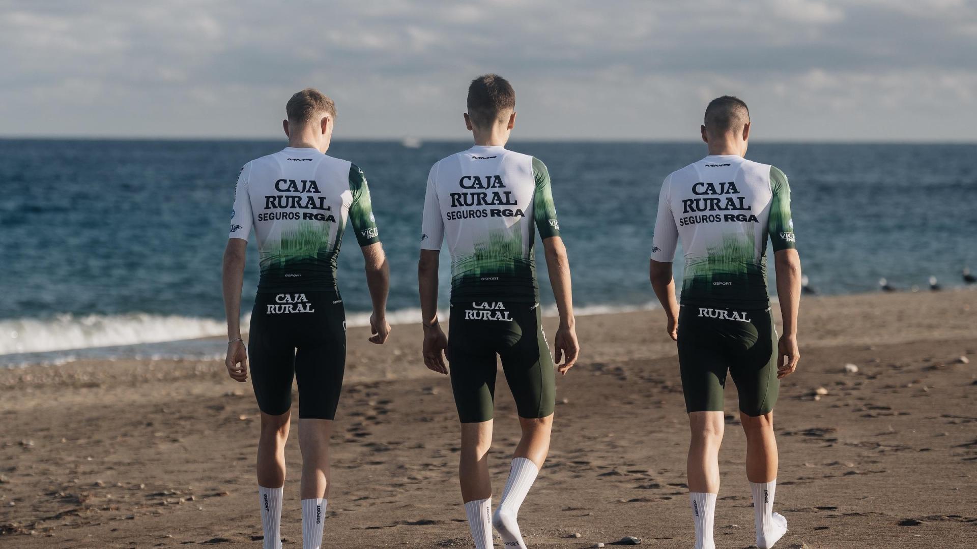Tres corredores del equipo Caja Rural-RGA, en la concentración de Almuñecar copn la ropa de 2025.