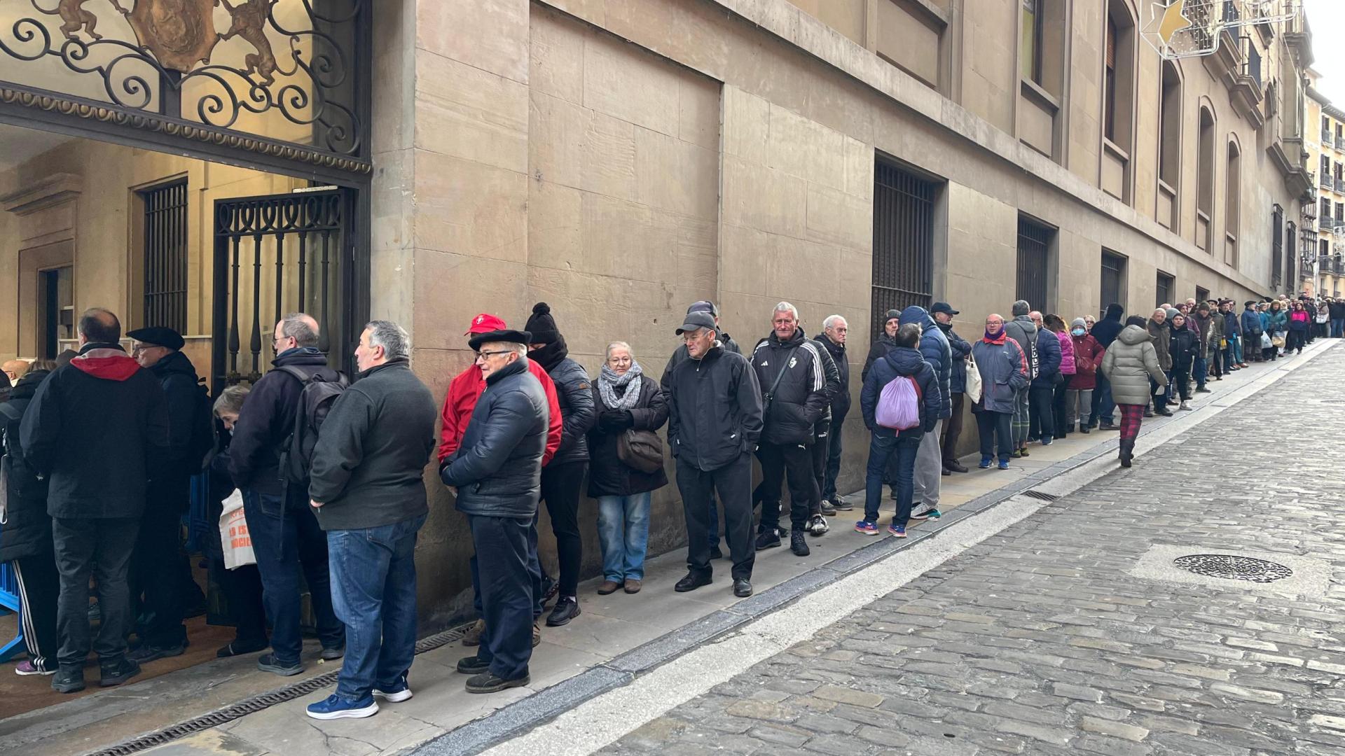 Largas colas para recoger el calendario municipal 2025 en los aledaños del ayuntamiento
