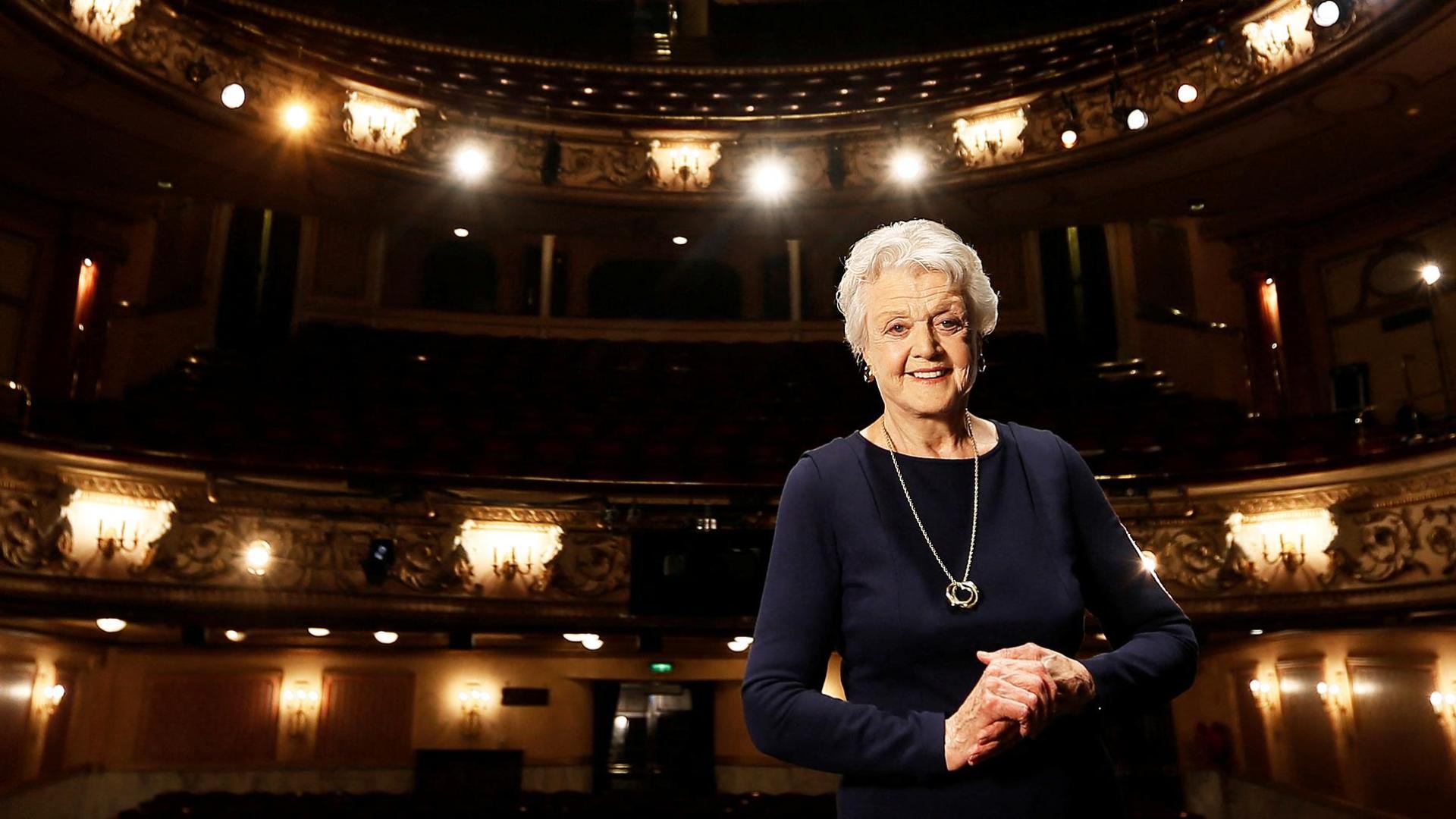 La actriz Angela Lansbury posa en el teatro Gielgud Theatre tras una conferencia en enero de 2014 /