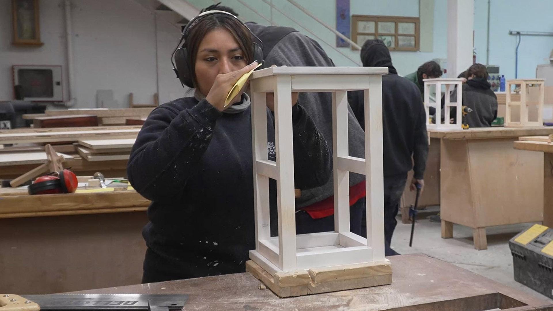 Farolillos de madera pintada y coronas navideñas con piñas se han confeccionado en los talleres de los centros municipales de formación