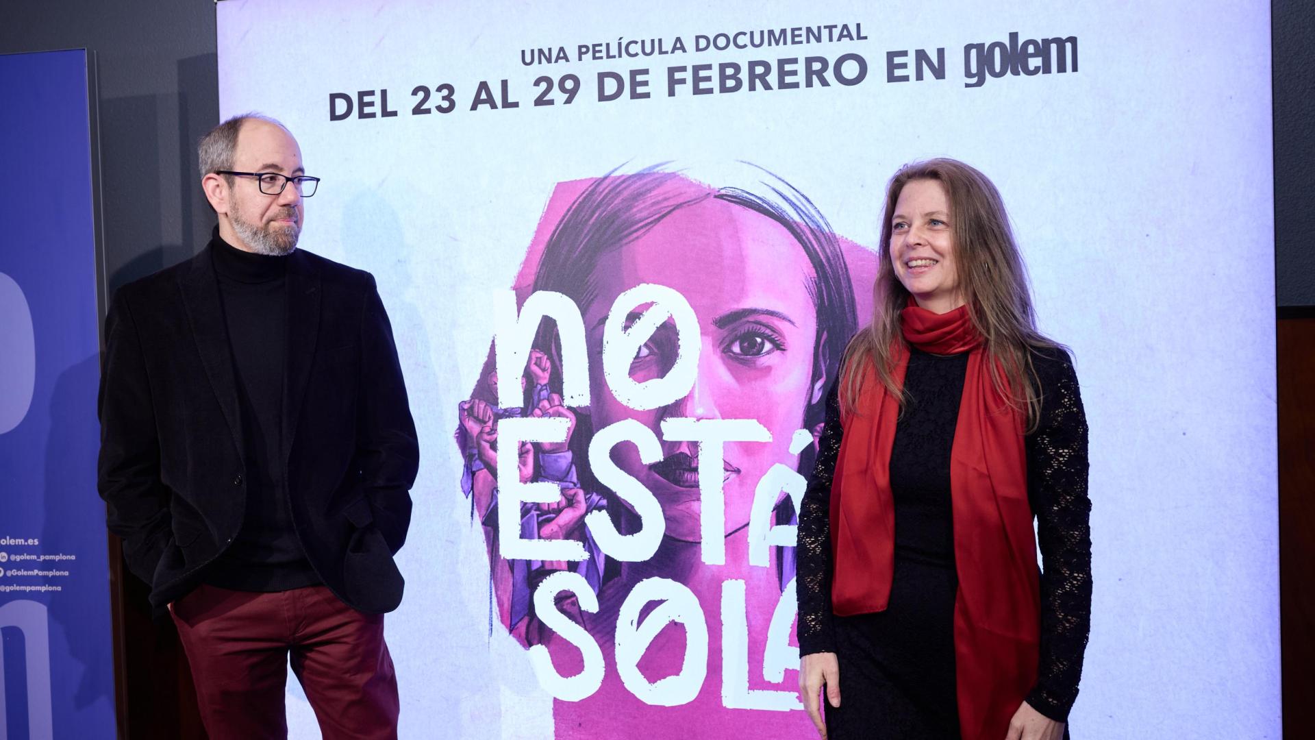 Robert Bahar y Almudena Carracedo en la presentación de 'No estás sola' en Pamplona