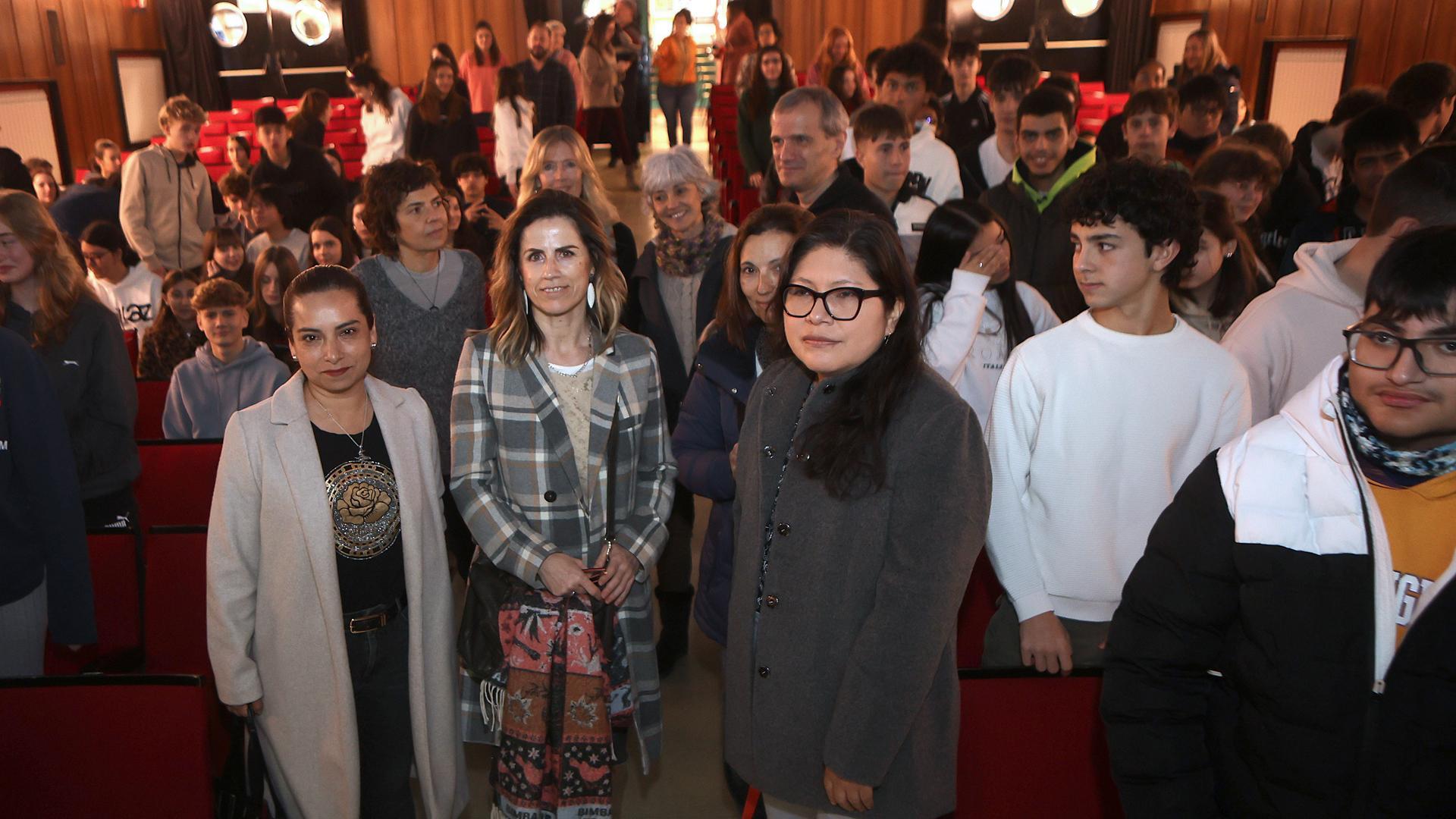 Liz Ivett Meléndez (izda.) y Clea Yenipher (gafas), con representantes intitucionales, a su llegada al salón del centro
