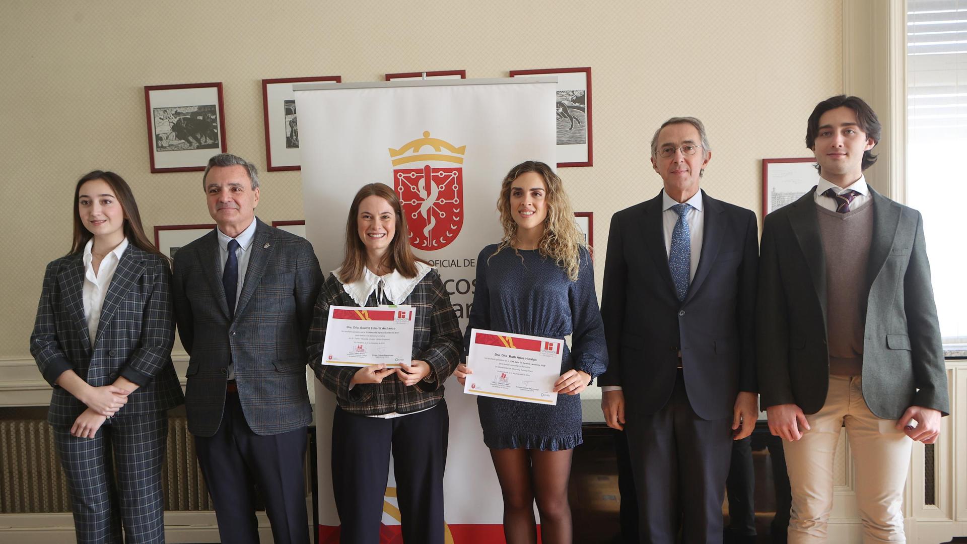 Izda a dcha: María Landecho (hija de Ignacio Landecho), Rafael Teijeira (presidente en funciones del Colegio de Médicos), Beatriz Echarte (premiada), Ruth Arias (premiada), Enrique Ordieres (presidente de Cinfa) e Ignacio Landecho (hijo del doctor Landecho)