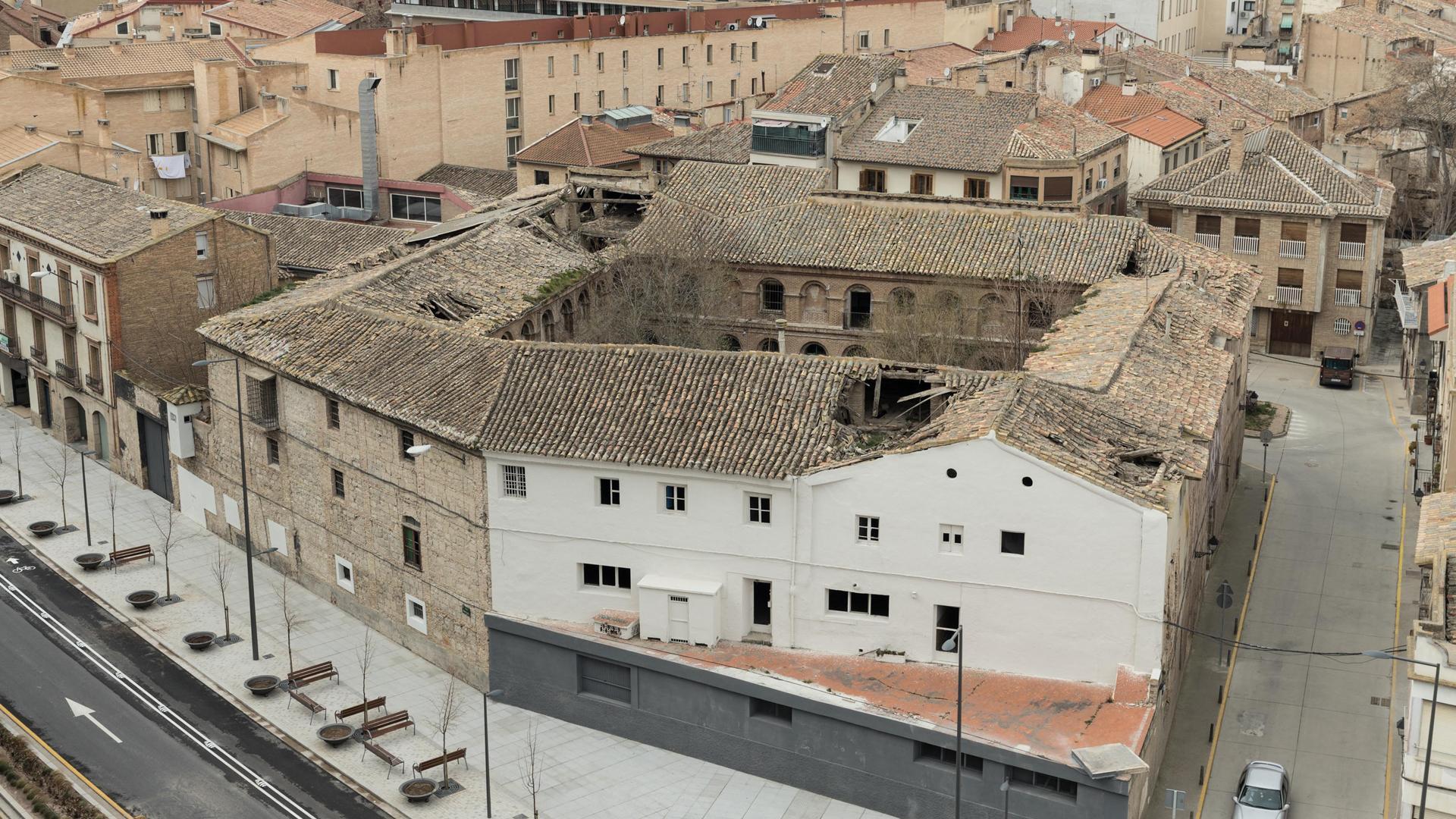 Imagen de archivo del antiguo edificio de Sementales de Tudela, con daños importantes en su tejado