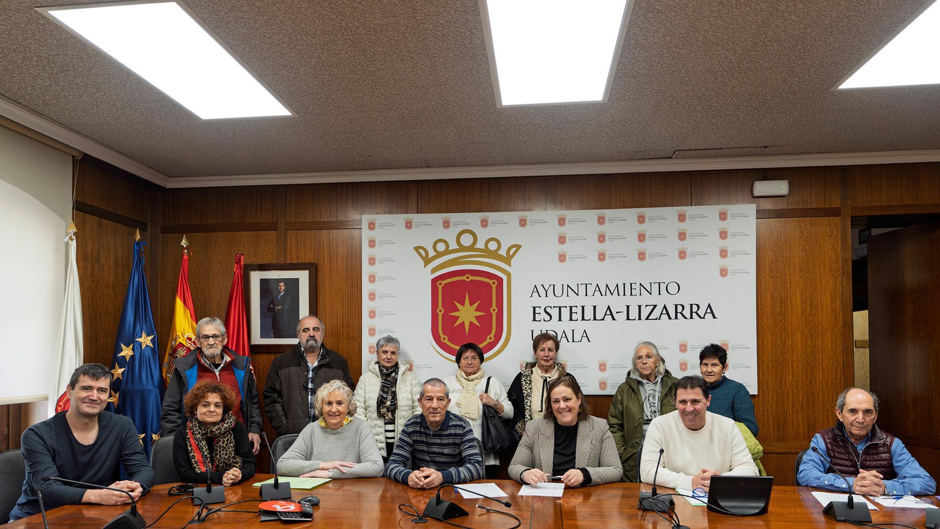 Acto de la firma del convenio con representantes municipales y antiguos trabajadores del amianto
