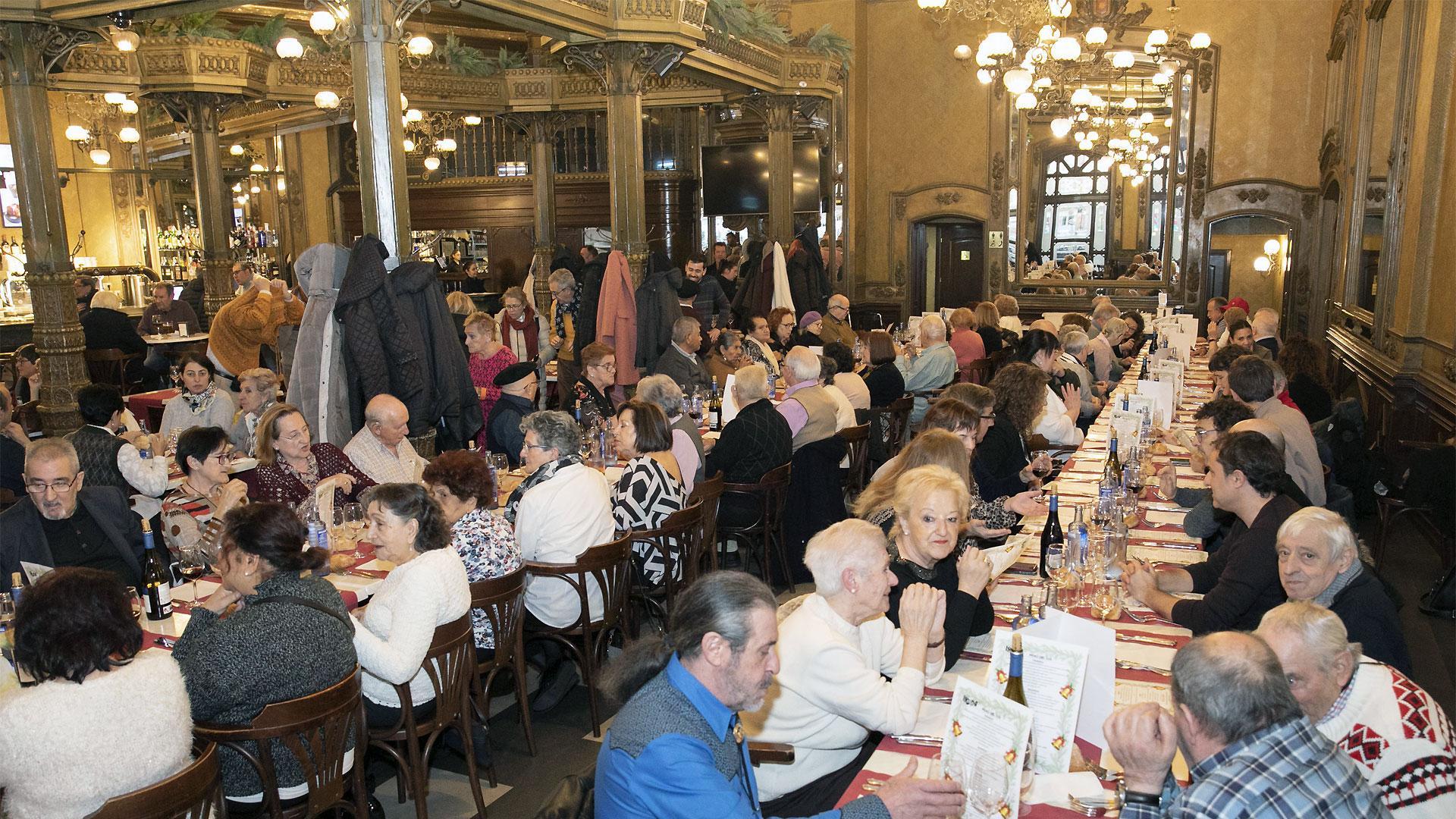 En la comida navideña en el Café Iruña han participado 86 comensales, 69 de ellos residentes de los apartamentos para mayores