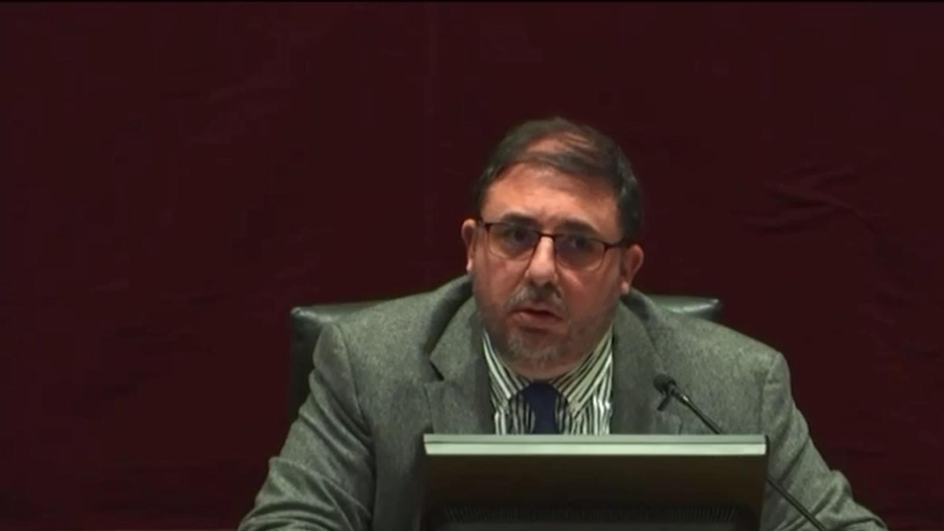 En el momento de la votación se ha constatado la ausencia de al menos un parlamentario, Carlos Guzmán, de Contigo Navarra. Ante la situación, el presidente del Parlamento, Unai Hualde, se ha mostrado dubitativo y no ha dado pie de inmediato al inicio de las votaciones y daba la sensación de que estaba ganando tiempo. En esos instantes de incertidumbre y espera, ha entrado en el hemiciclo a toda prisa Guzmán