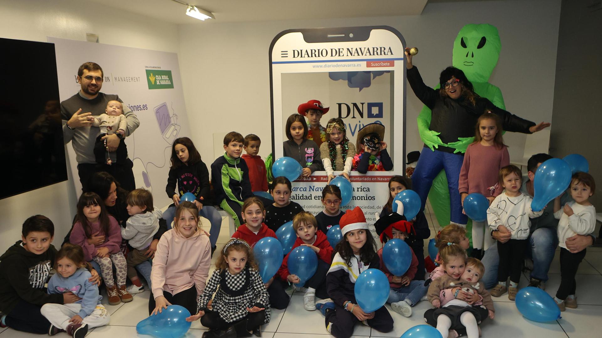 En primera fila y desde la izquierda: David Ramirez Pliusceva, Marta Ramirez Pliusceva, Luna Rivas Rolán y su madre Saioa Rolán Azcona, Orhi Rivas Rolán, Maite Valls Menendez, Alejandra García Lamuela, Claudia Canalejo Ollo, Alex Canalejo Ollo, Adriana Ciordia Gorbea, Ibai Vidondo Curiel, Enara Tisera Dominguez, Aimar Tisera Dominguez, June Fiuza Garmendia, su padre Gorka Fiuza Celaya y su hermana Laia Fiuza Garmendia. En segunda fila y desde la izquierda: David Medina Lázaro y su hijo Unai Medina Echarri, Maialen García Lamuela, Ane Armendariz Echeverria, Julia Lopez-Tello Nahum y Leire Amezqueta Remirez. En tercera fila y desde la izquierda: Alaia Tres Castro, Oliver Ciordia Gorbea, Mateo Ochagavía Garde, Irati Vidondo Curiel, Marco Ochagavía Garde, Marina Amezqueta Remirez, Martín Amezqueta Remirez, Virginia Pelluz Huertas, que amenizó el evento y Alba Pérez Beguiristain.
