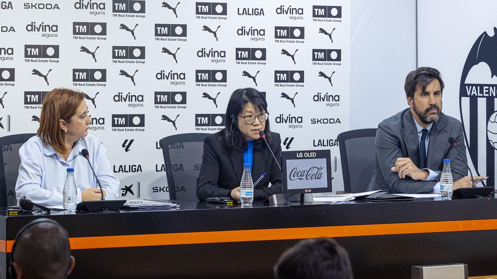La presidenta del Valencia CF, Layhoon Chan, en rueda de prensa junto a director corporativo Javier Solís y la directora financiera Inma Ibáñez

REMITIDA / HANDOUT por VALENCIA CF

Fotografía remitida a medios de comunicación exclusivamente para ilustrar la noticia a la que hace referencia la imagen, y citando la procedencia de la imagen en la firma

19/12/2024
