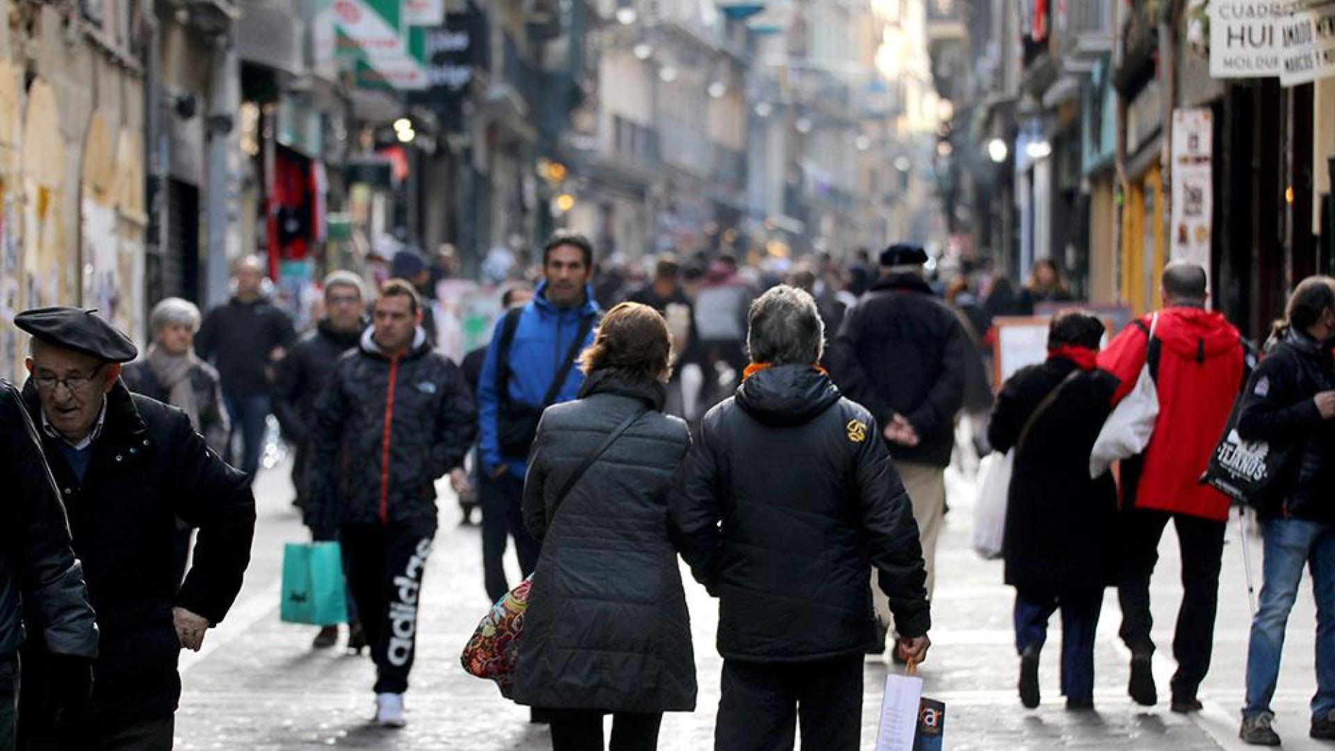 Varias personas, en una calle comercial del centro de Pamplona