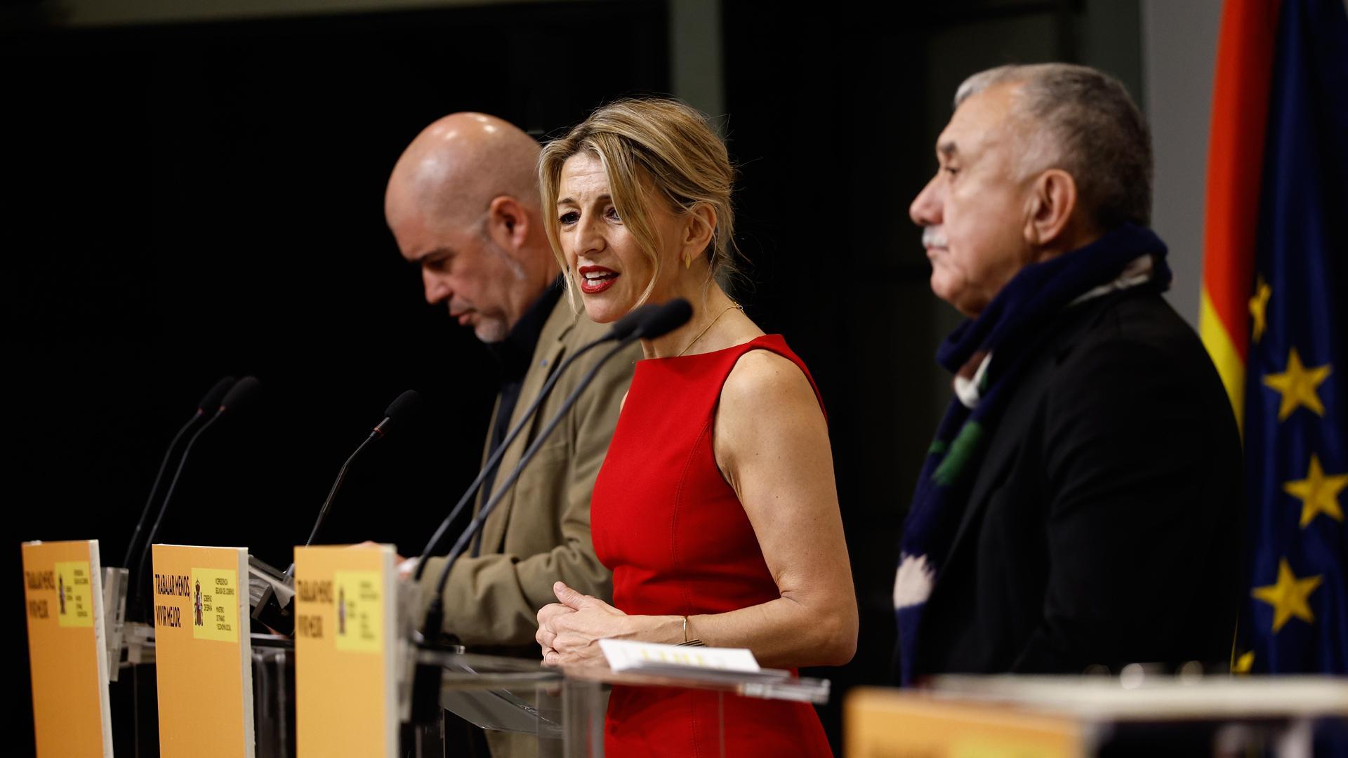 La vicepresidenta segunda del Gobierno y ministra de Trabajo, Yolanda Díaz (C), con los secretarios generales de CCOO y UGT, Unai Sordo (i) y Pepe Álvarez (d), tras la firma del acuerdo alcanzado entre el Ejecutivo y los sindicatos para reducir la jornada laboral a 37 horas y media