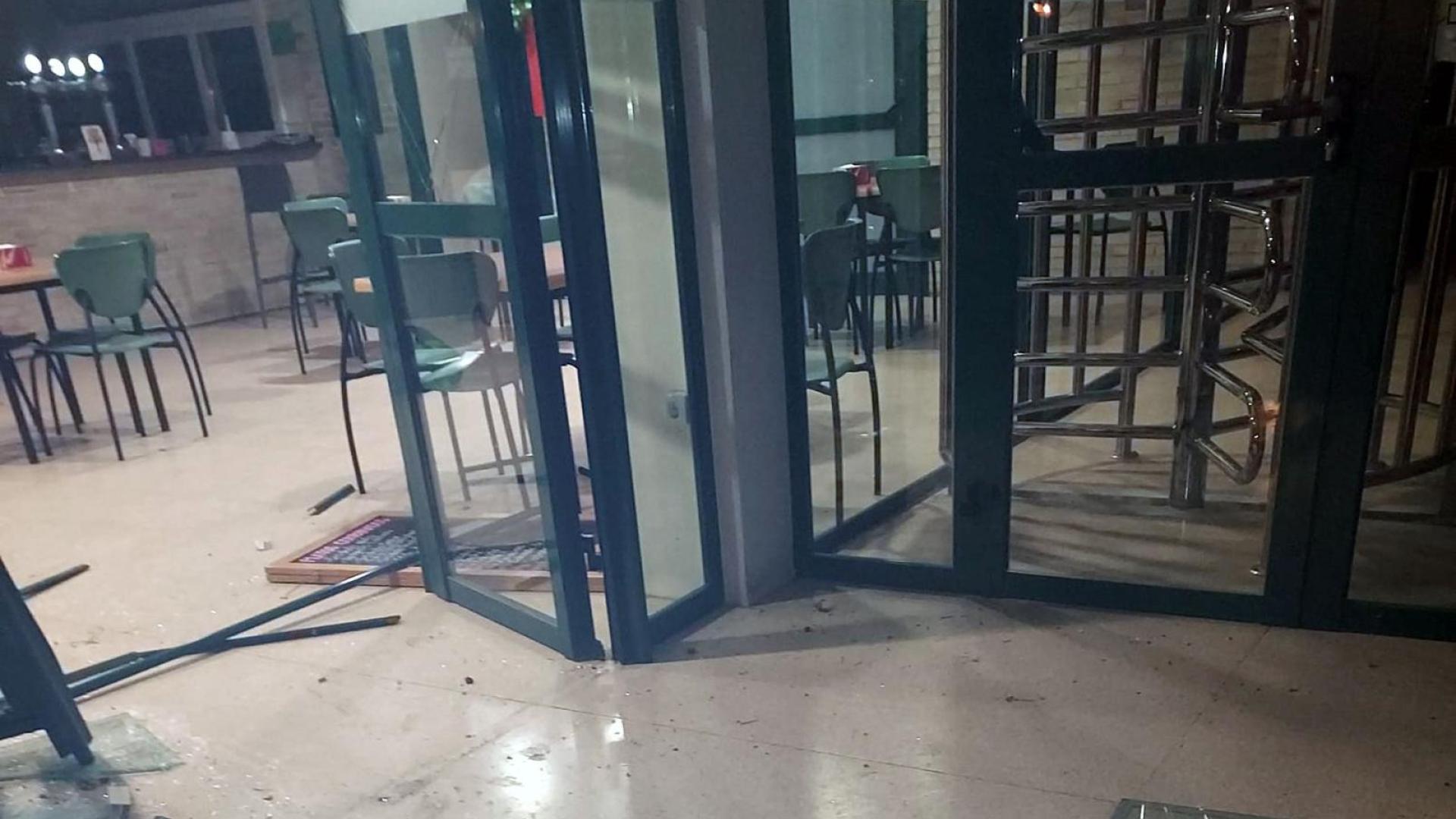 Estado del acceso al bar del polideportivo de Murieta tras el alunizaje