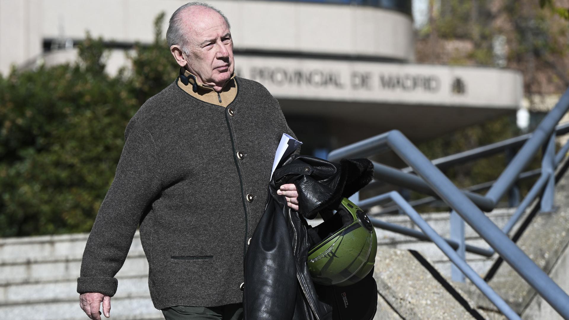 Rodrigo Rato, a las puertas de la Audiencia Provincial de Madrid donde ha ido a recoger su sentencia, este viernes