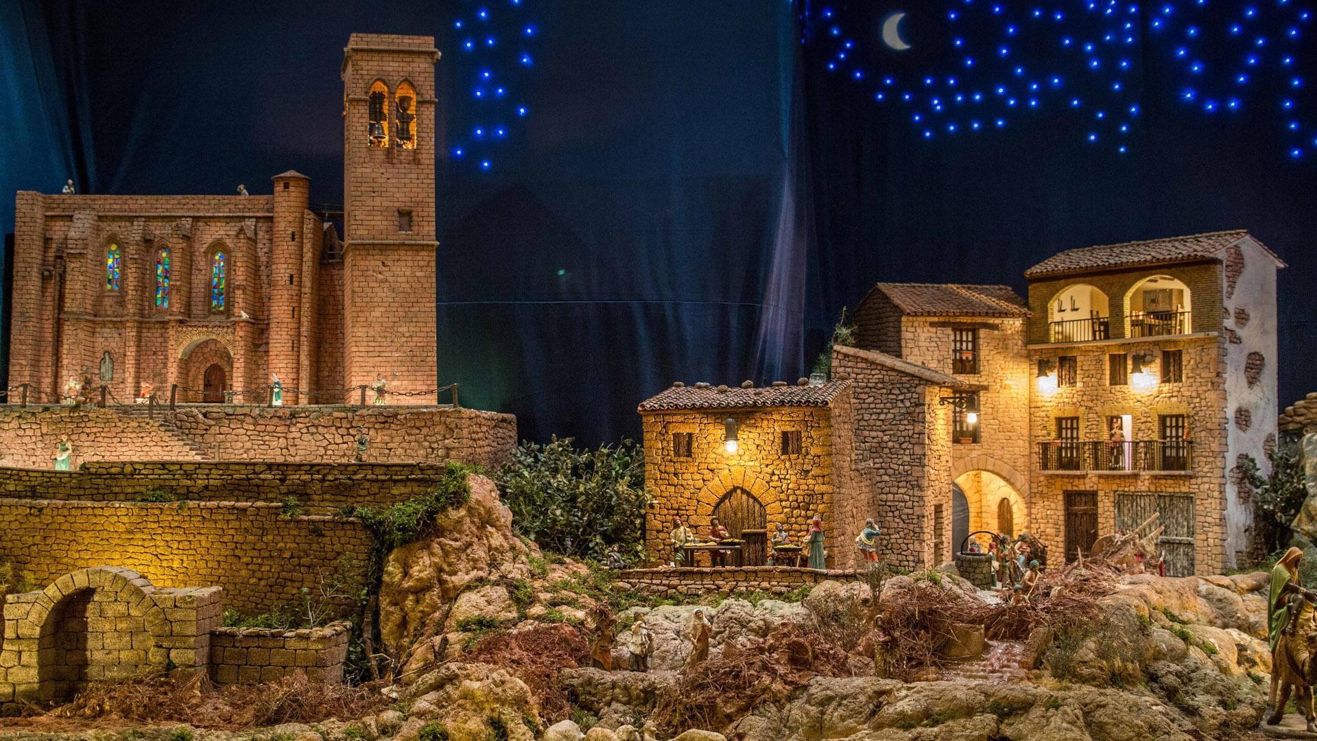 Vista general del montaje, presidido por la iglesia de San Saturnino de El Cerco y el lodo y barro protagonista en primer término