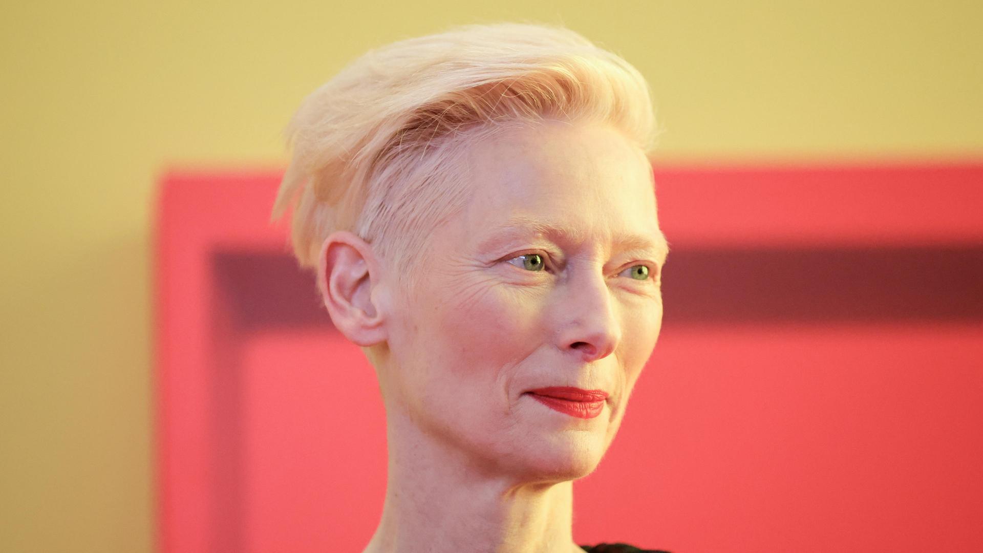 Tilda Swinton, en el estreno en París de 'La habitación de al lado', de Pedro Almodóvar