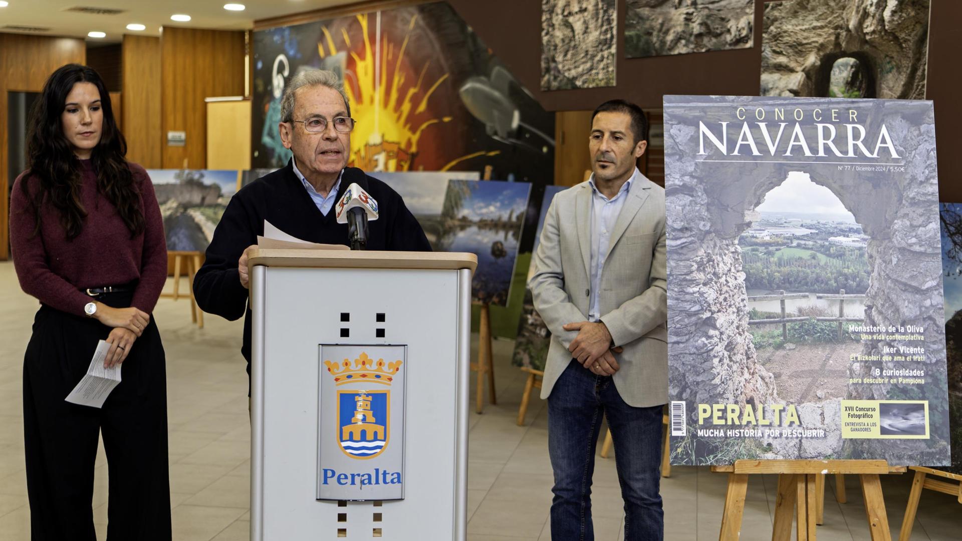 Virgilio Sagüés, patrono de la Fundación Diario de Navarra, flanqueado por Saioa Rolán, coordinadora de la revista, y Juan Carlos Castillo, alcalde de Peralta