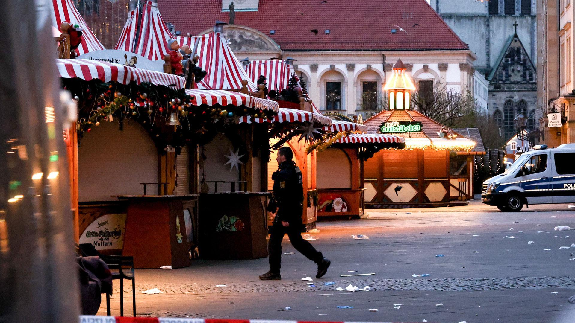 Un policía alemán en la zona acordonada del mercadillo navideño donde un hombre ha atropellado a varias personas este viernes en Magdeburgo