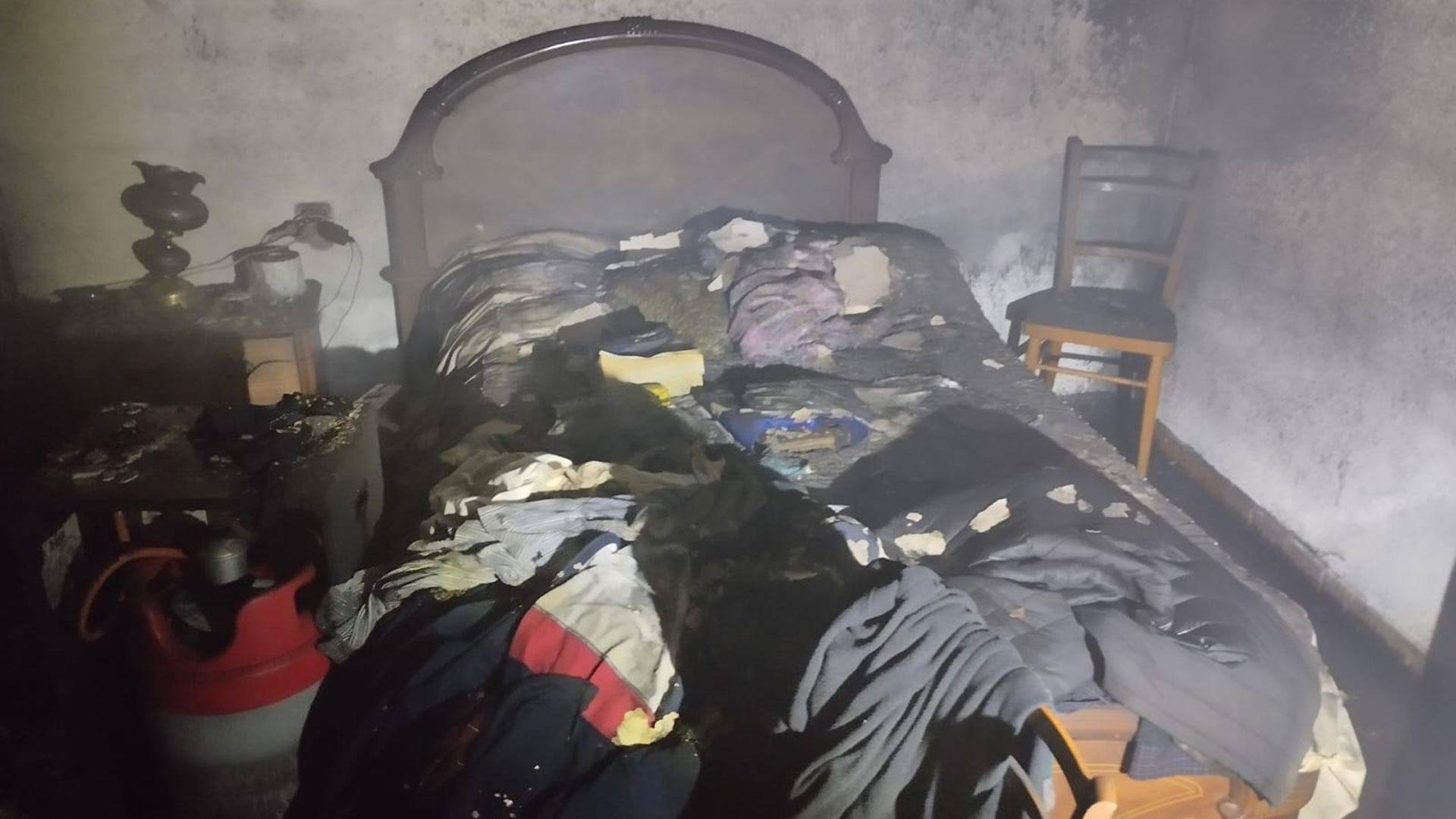 El fuego se ha producido en una vivienda en la que residía un hombre de 65 años de edad, que ha fallecido por inhalación de humo al quedarse dormido con un cigarrillo encendido