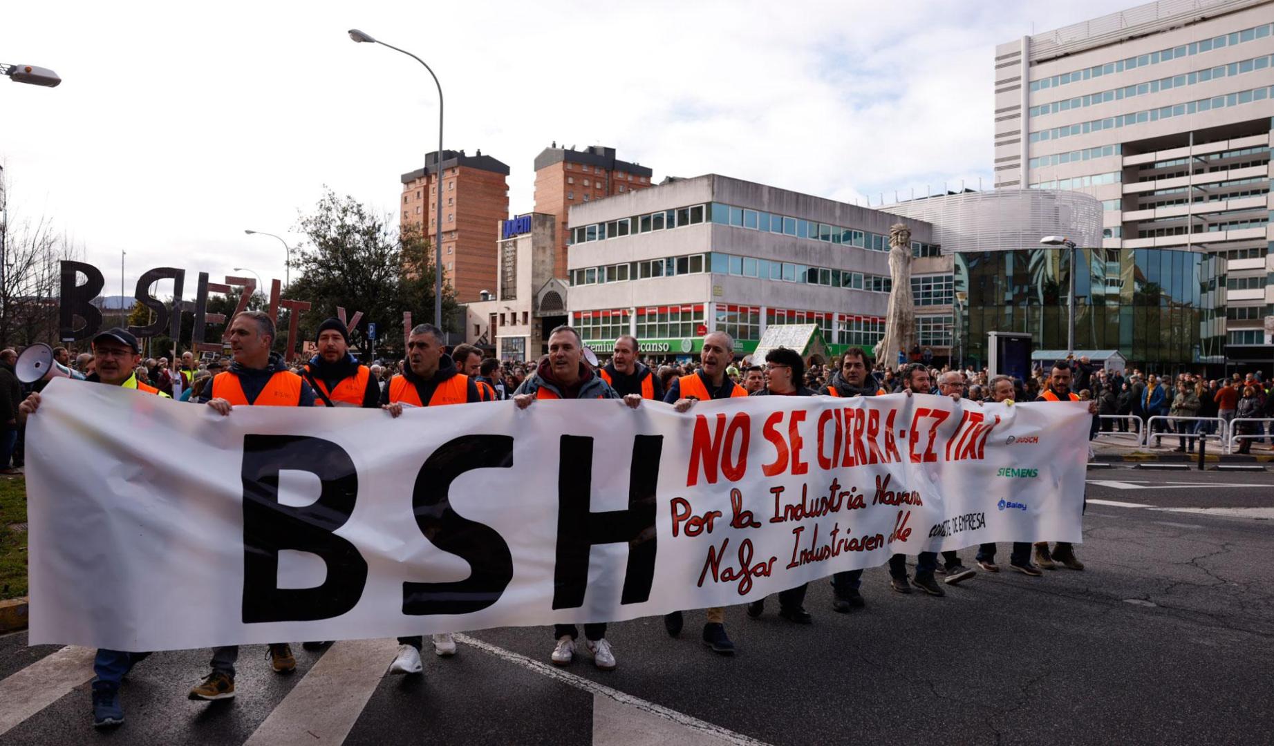 La manifestación de trabajadores de BSH Esquíroz, amenazados por un cierre que la multinacional alemana planea ejecutar en junio del año que viene, ha congregado a varios cientos de personas en los alrededores de los cines Golem Bayona en Pamplona