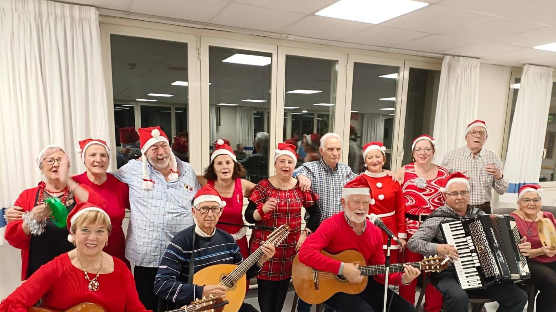 Voluntarios que amenizan las tardes de los lunes en la residencia El Vergel, el 9 de diciembre