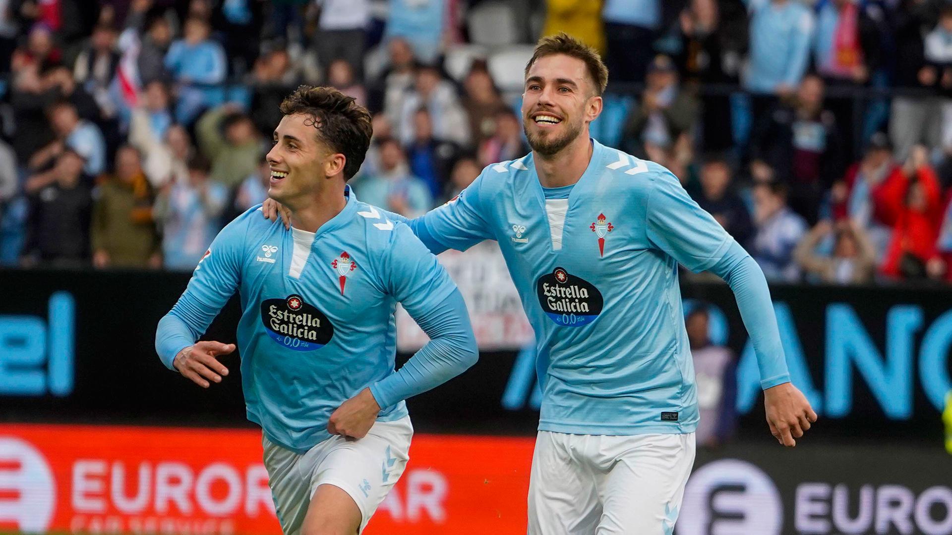 El delantero del Celta de Vigo Pablo Durán (i) celebra su segundo gol ante la Real Sociedad durante el partido de Liga disputado este sábado en el estadio Balaídos de Vigo