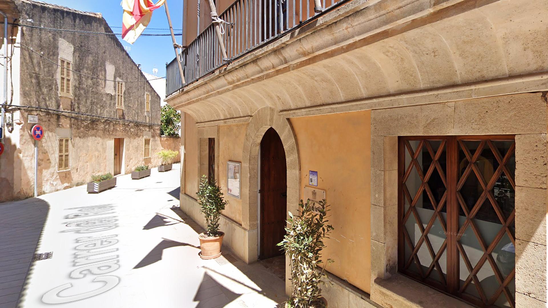 Fachada del Ayuntamiento de Algaida, en Mallorca /